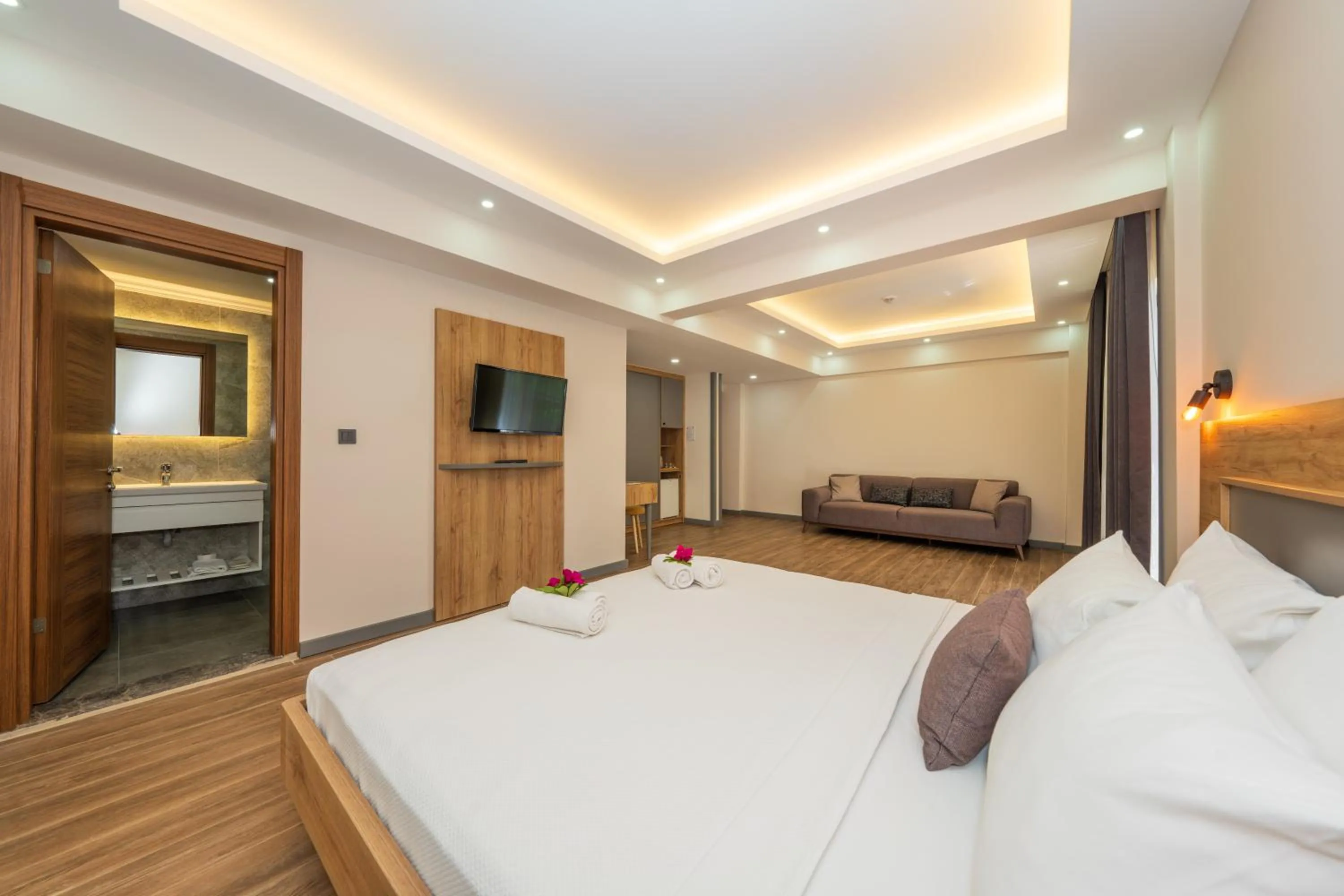 Communal lounge/ TV room, Bed in Gokcen Hotel & Apartments