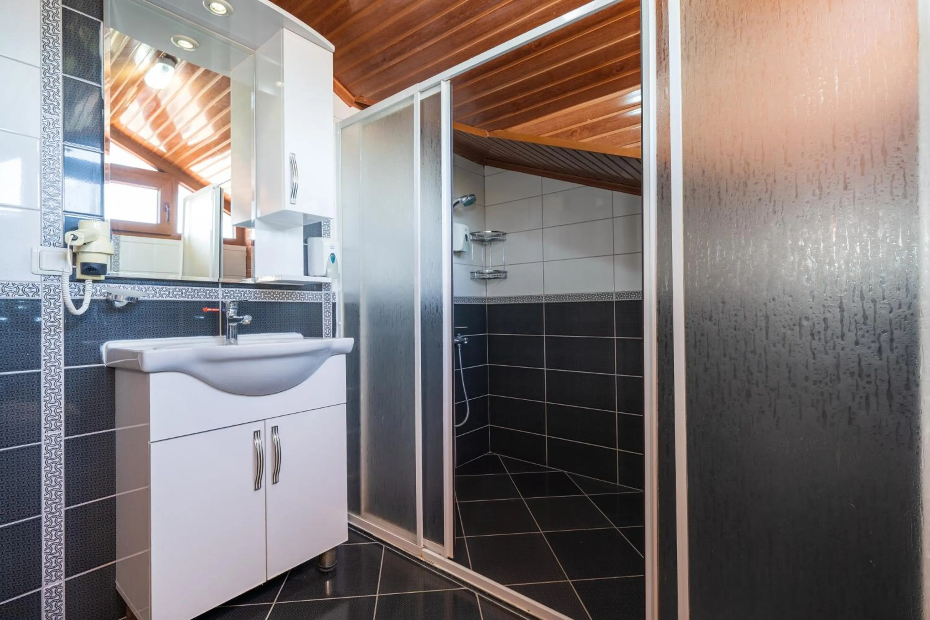 Shower in Gokcen Hotel & Apartments