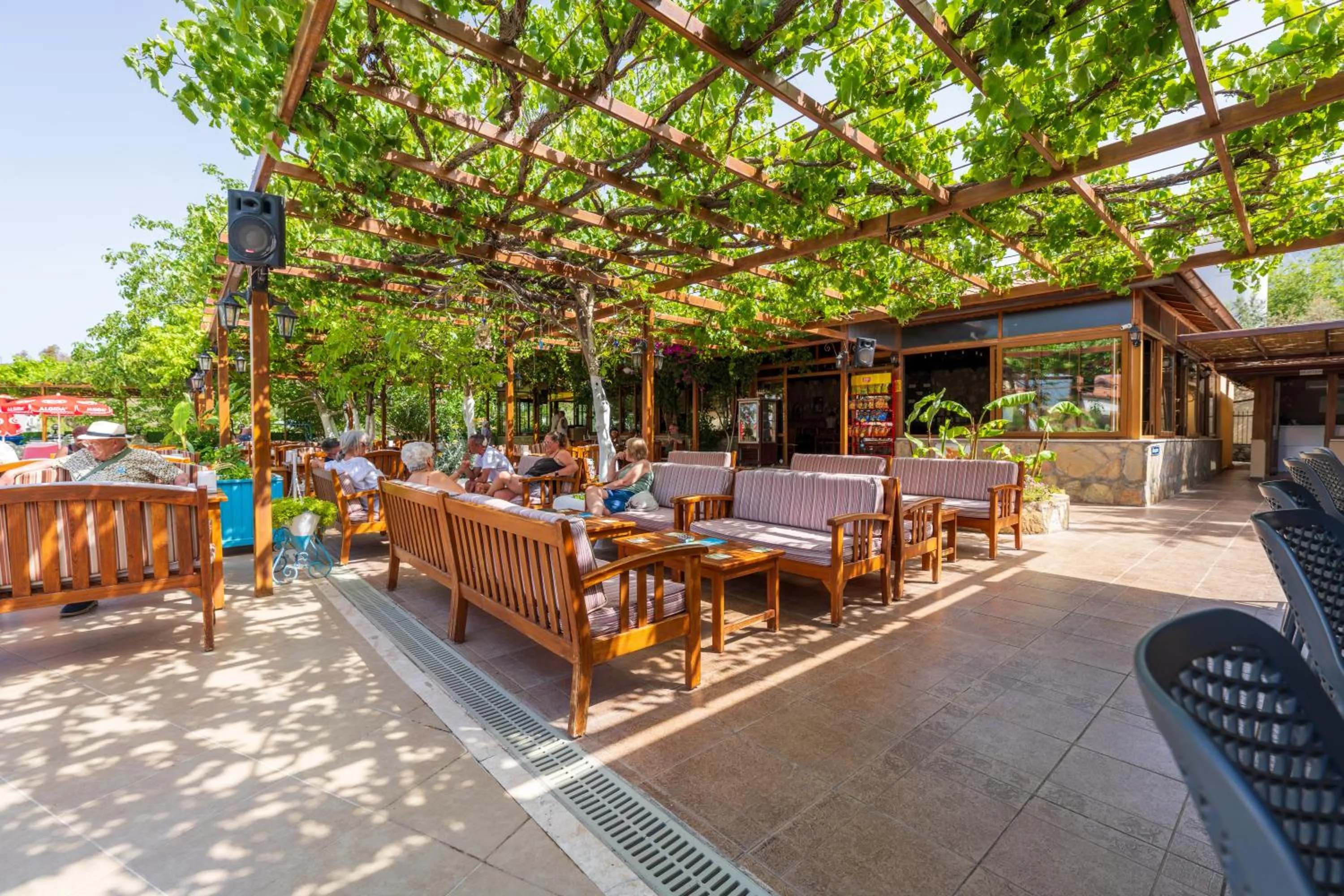 Restaurant/places to eat in Gokcen Hotel & Apartments