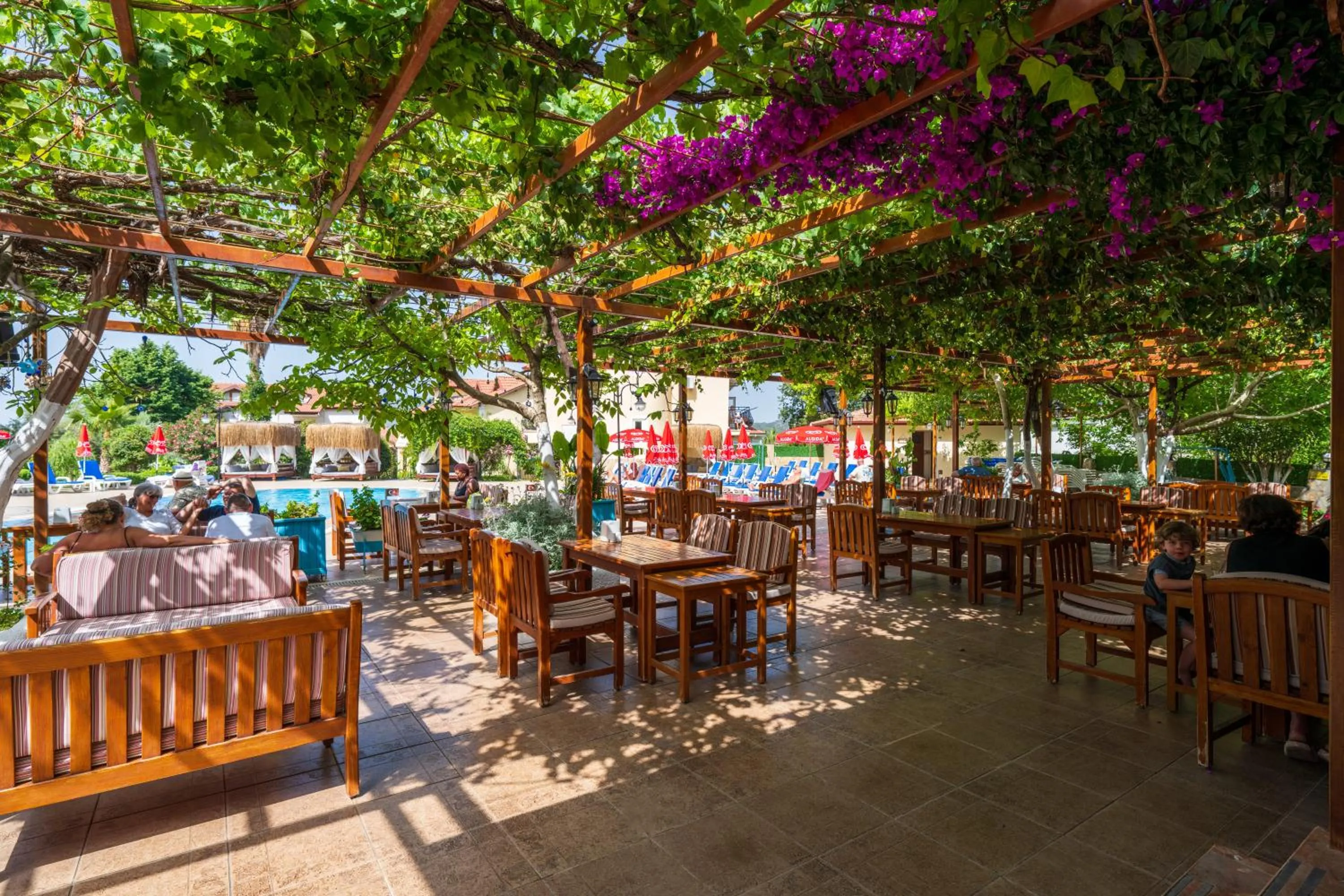 Restaurant/places to eat in Gokcen Hotel & Apartments