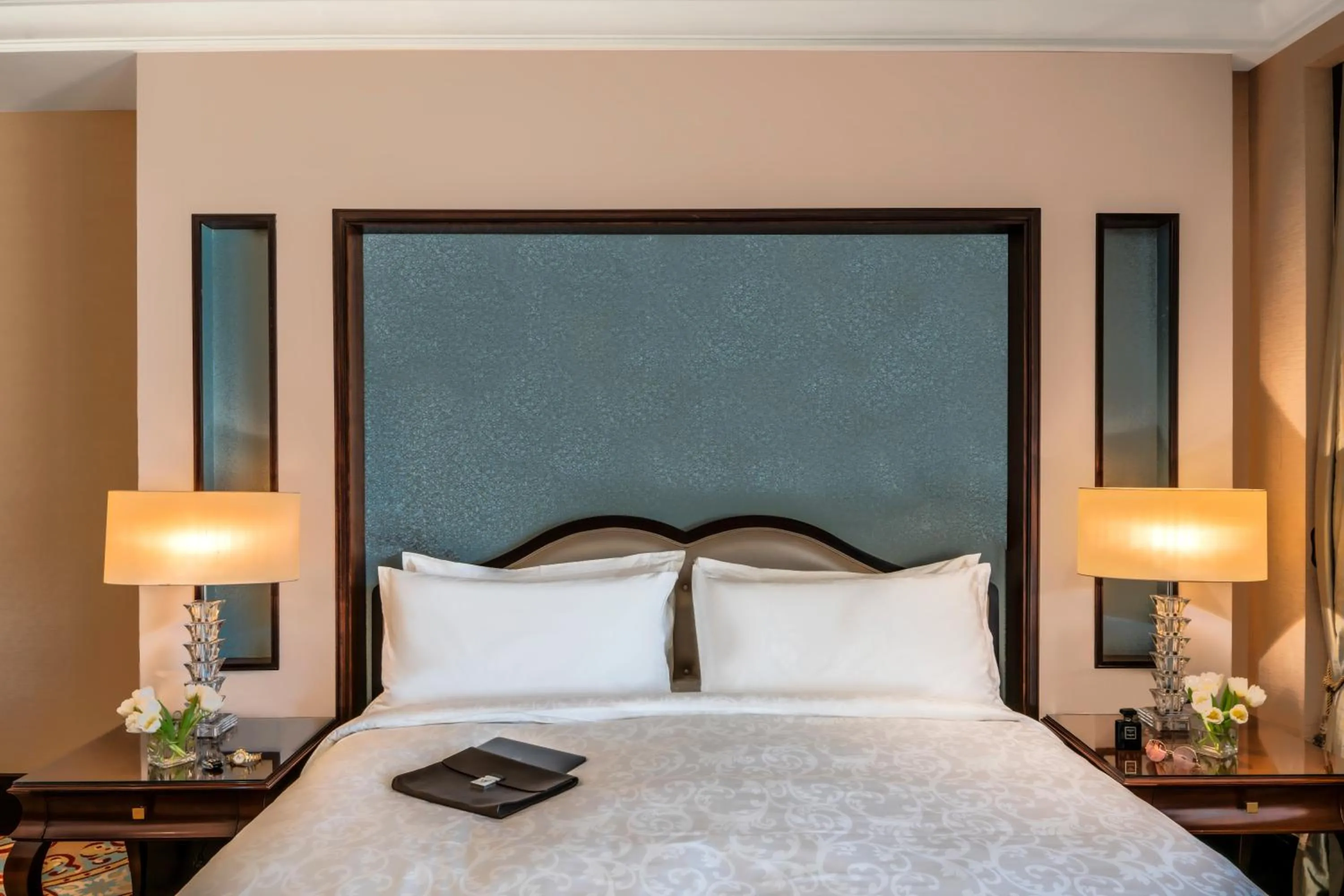 Bed in Makkah Clock Royal Tower, A Fairmont Hotel