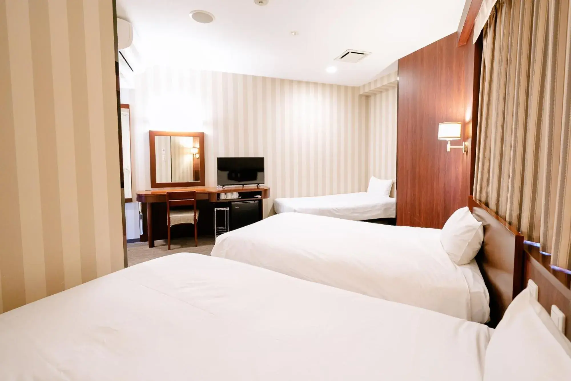 Photo of the whole room, Bed in Hotel Hillarys Photo of the whole room, Bed in Hotel Hillarys