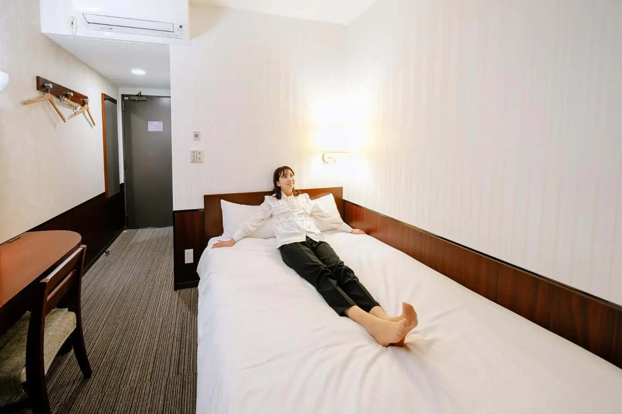 Double Room with Small Double Bed and Bath - single occupancy - Smoking in Hotel Hillarys Double Room with Small Double Bed and Bath - single occupancy - Smoking in Hotel Hillarys