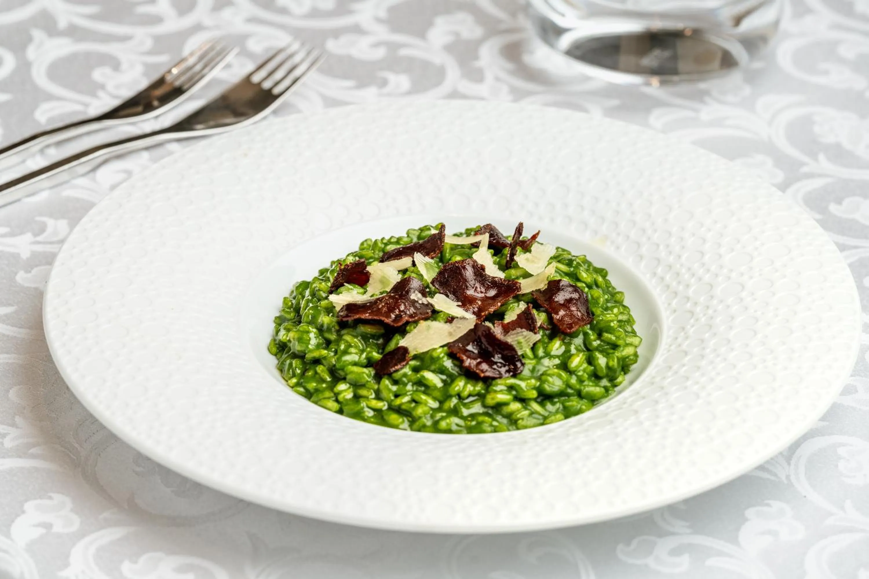 Restaurant/places to eat in Raffles Makkah Palace