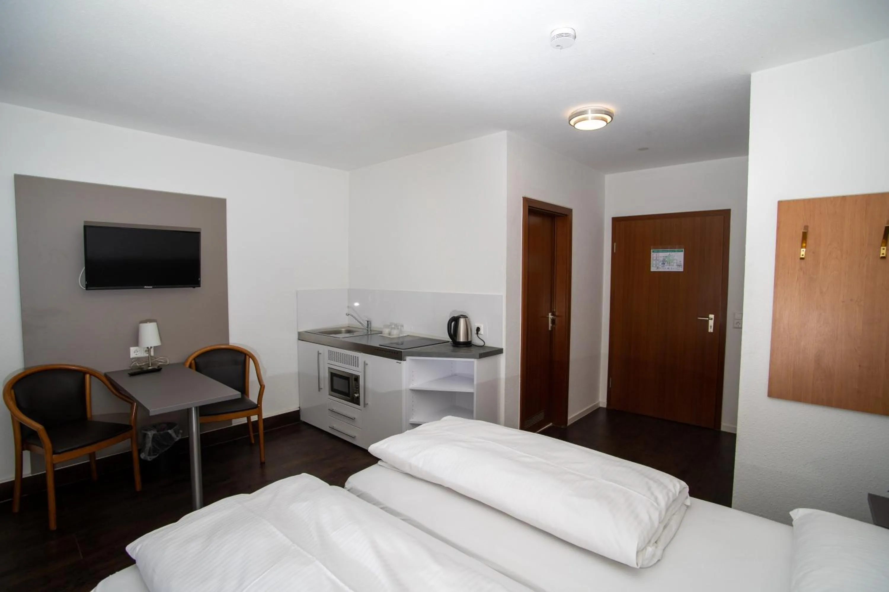 Kitchen or kitchenette, Bed in Hotel am Schillerplatz