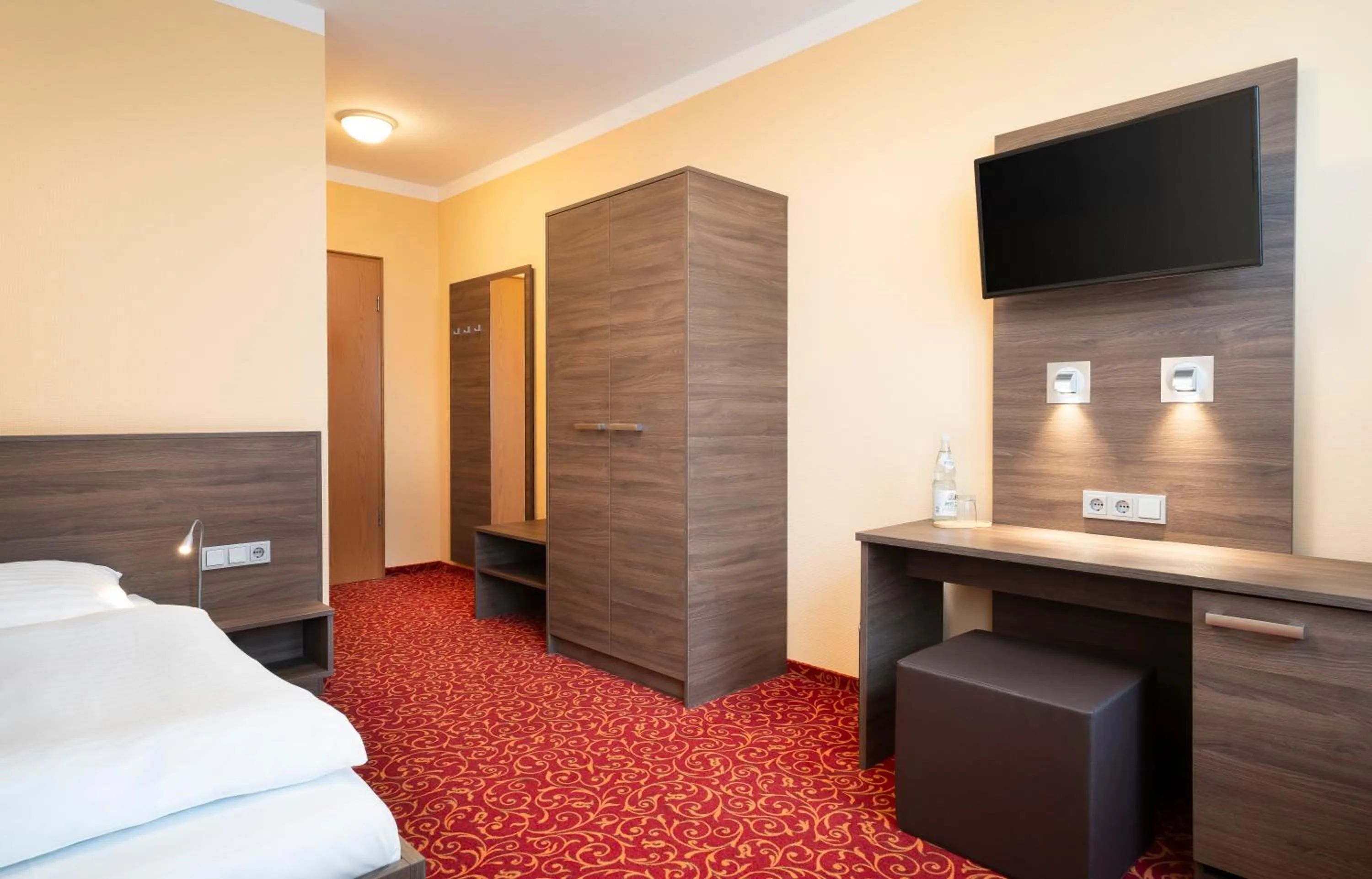 Photo of the whole room, Bed in ates Hotel Lampertheim by AURUM