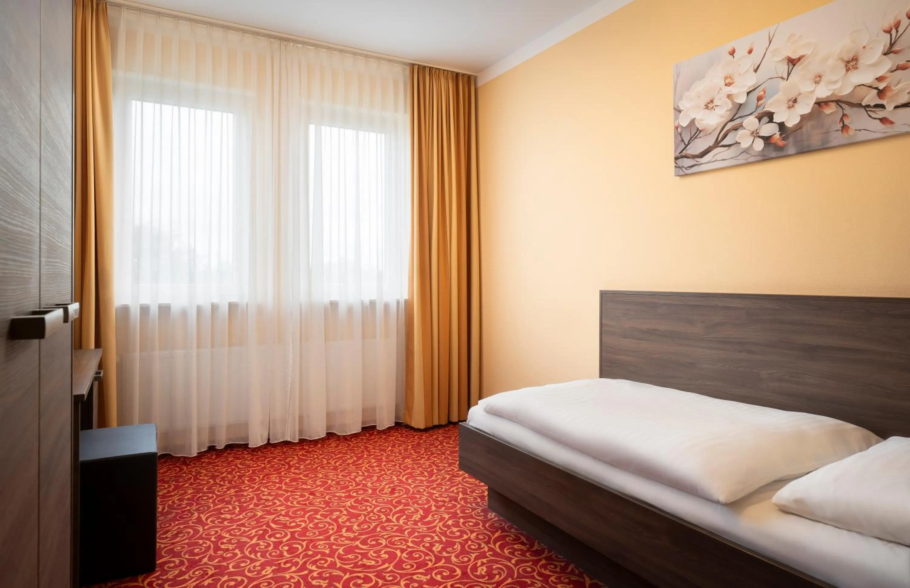 Photo of the whole room, Bed in ates Hotel Lampertheim by AURUM