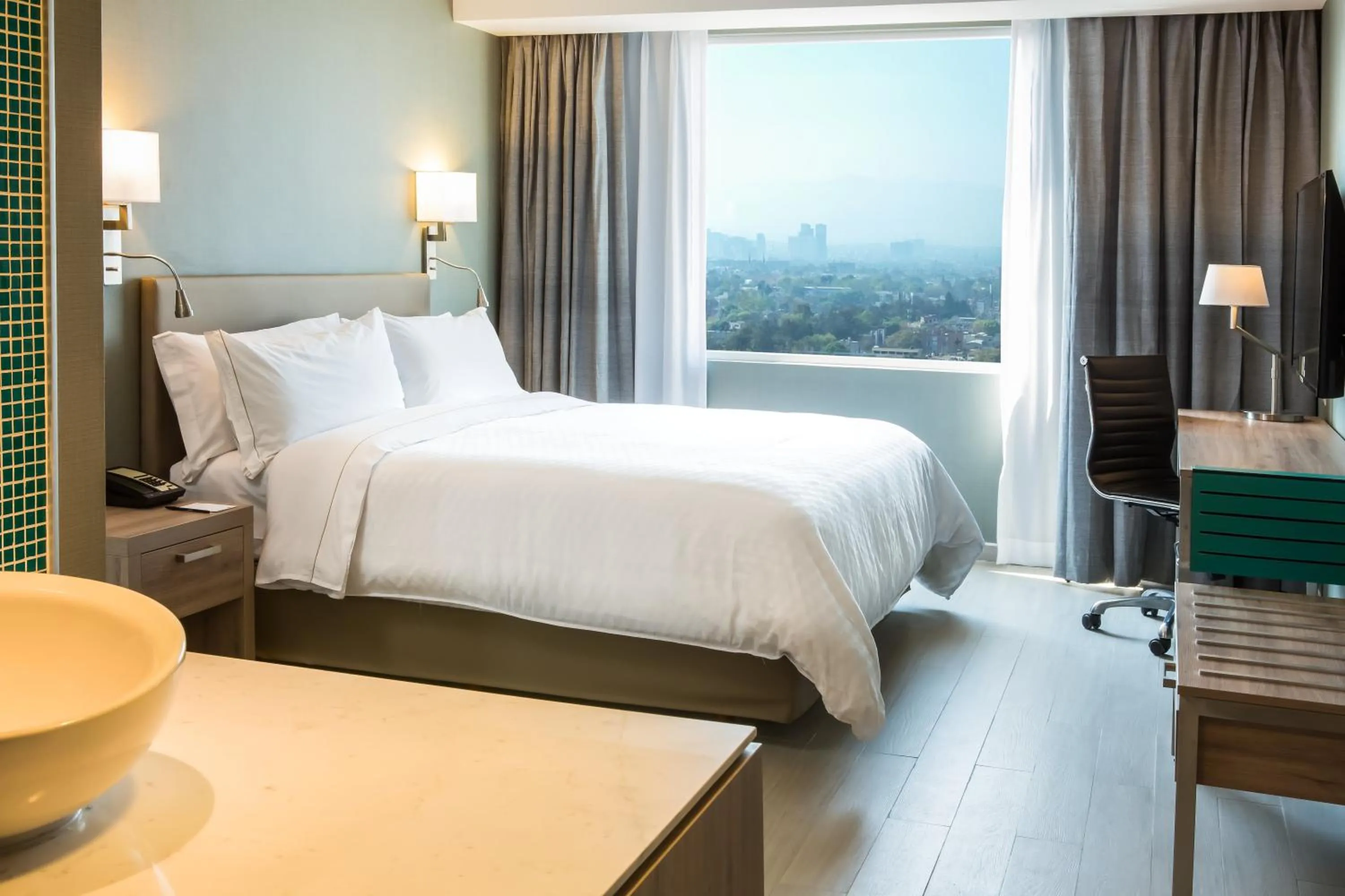 Photo of the whole room, Bed in Fiesta Inn Express Ciudad de México Forum Buenavista