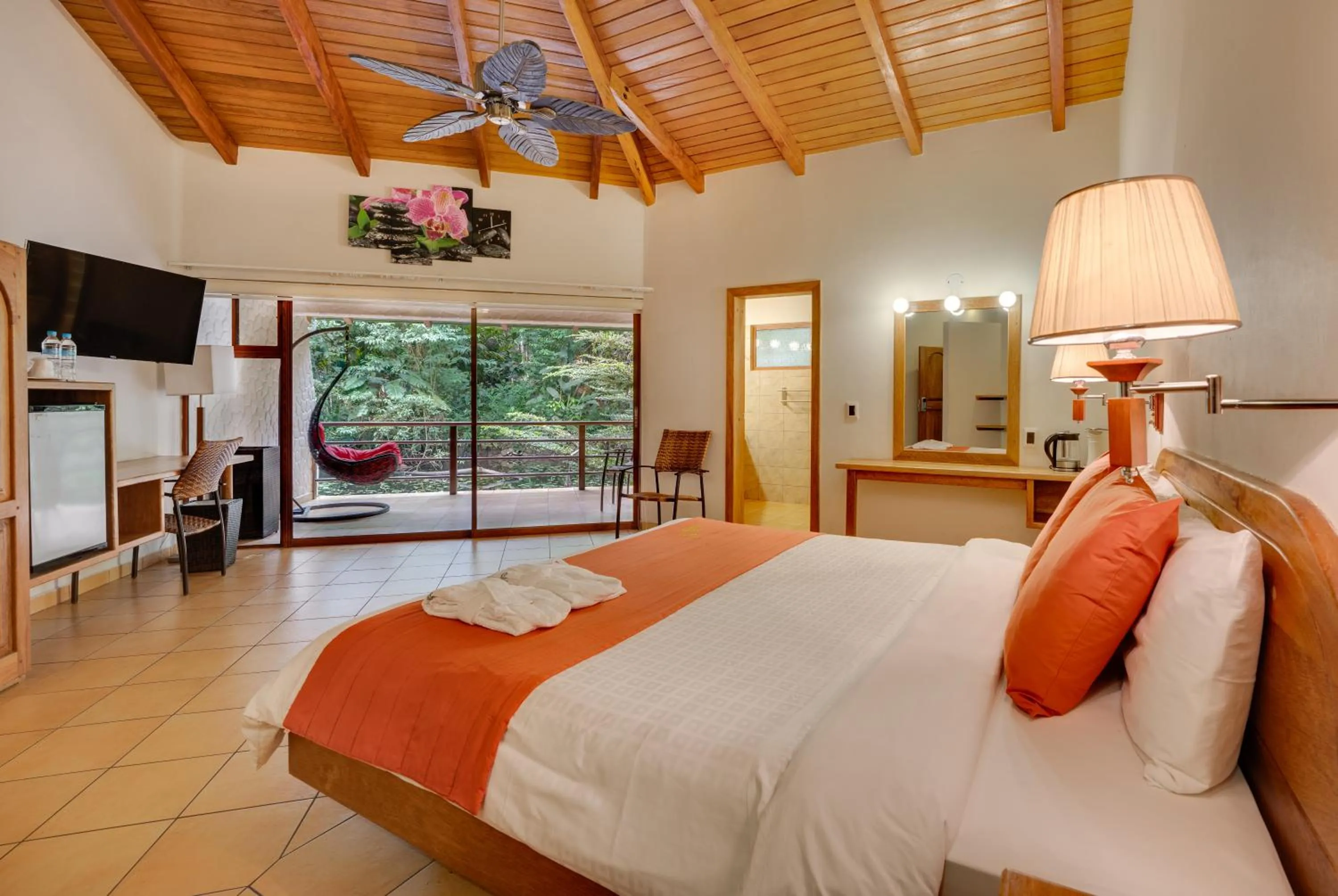Communal lounge/ TV room, Bed in Arahuana Jungle Resort & Spa