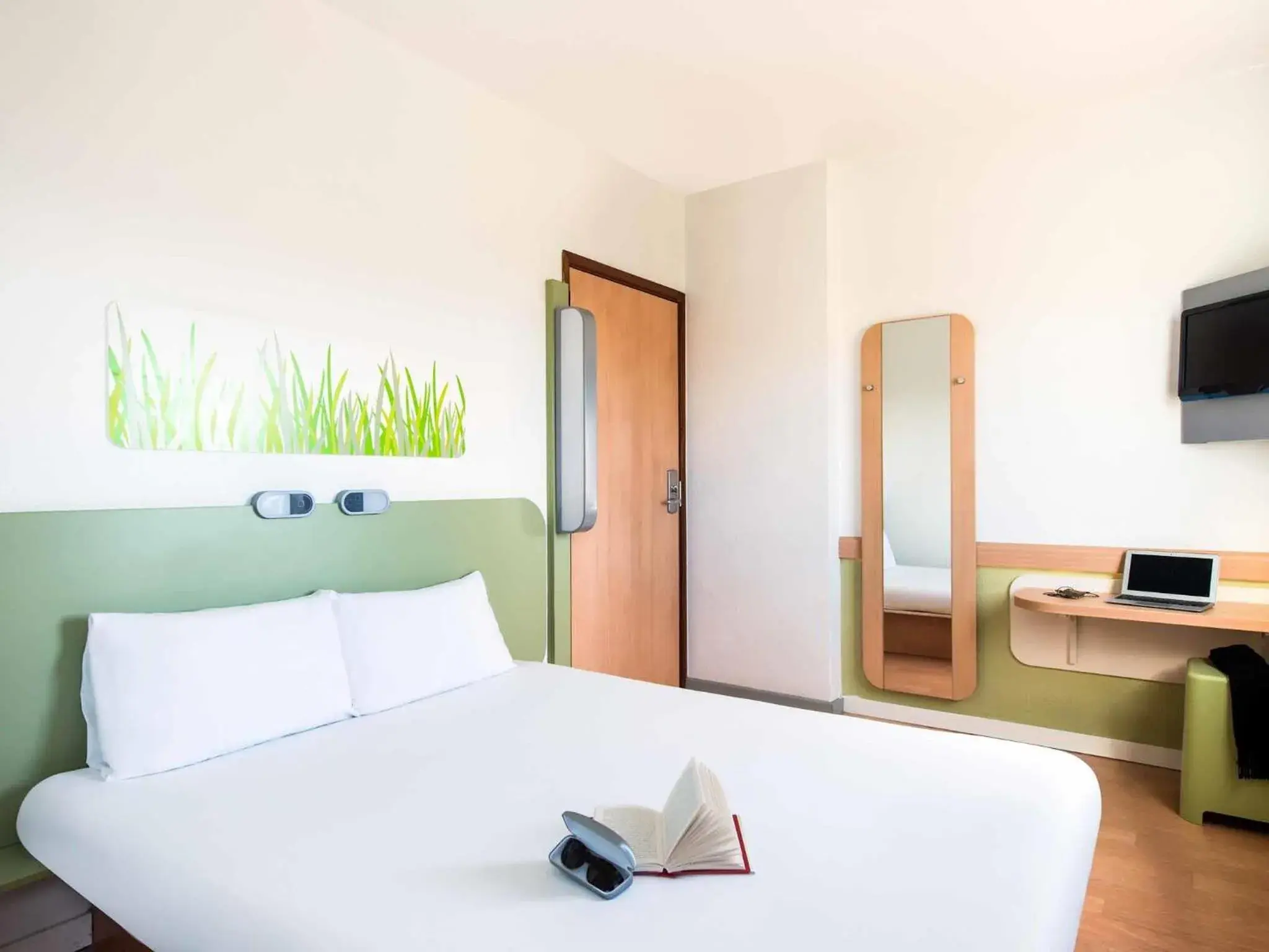 Bedroom, Bed in ibis budget Leeds Centre Crown Point Road Bedroom, Bed in ibis budget Leeds Centre Crown Point Road