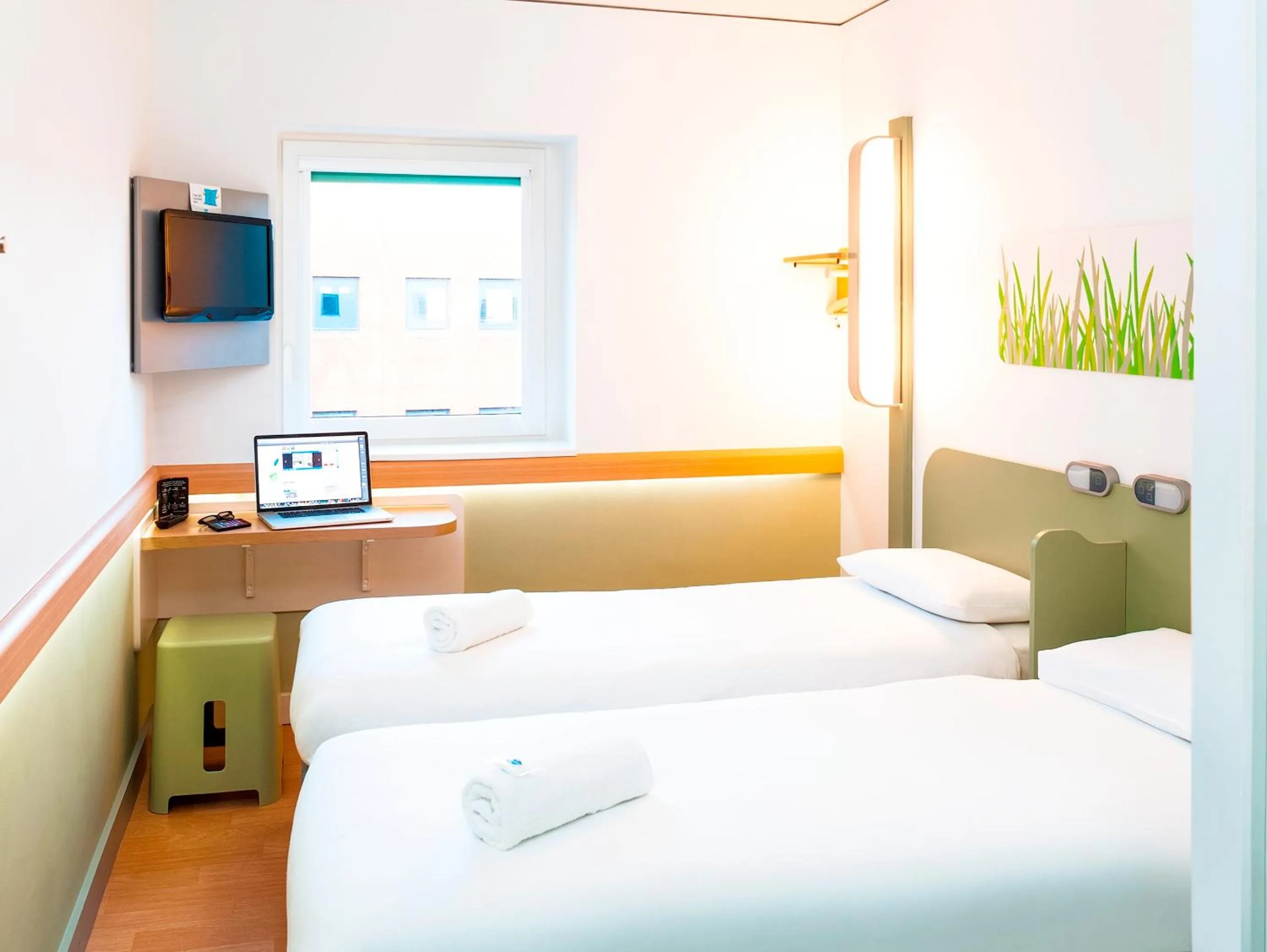 Photo of the whole room, Bed in ibis budget Leeds Centre Crown Point Road