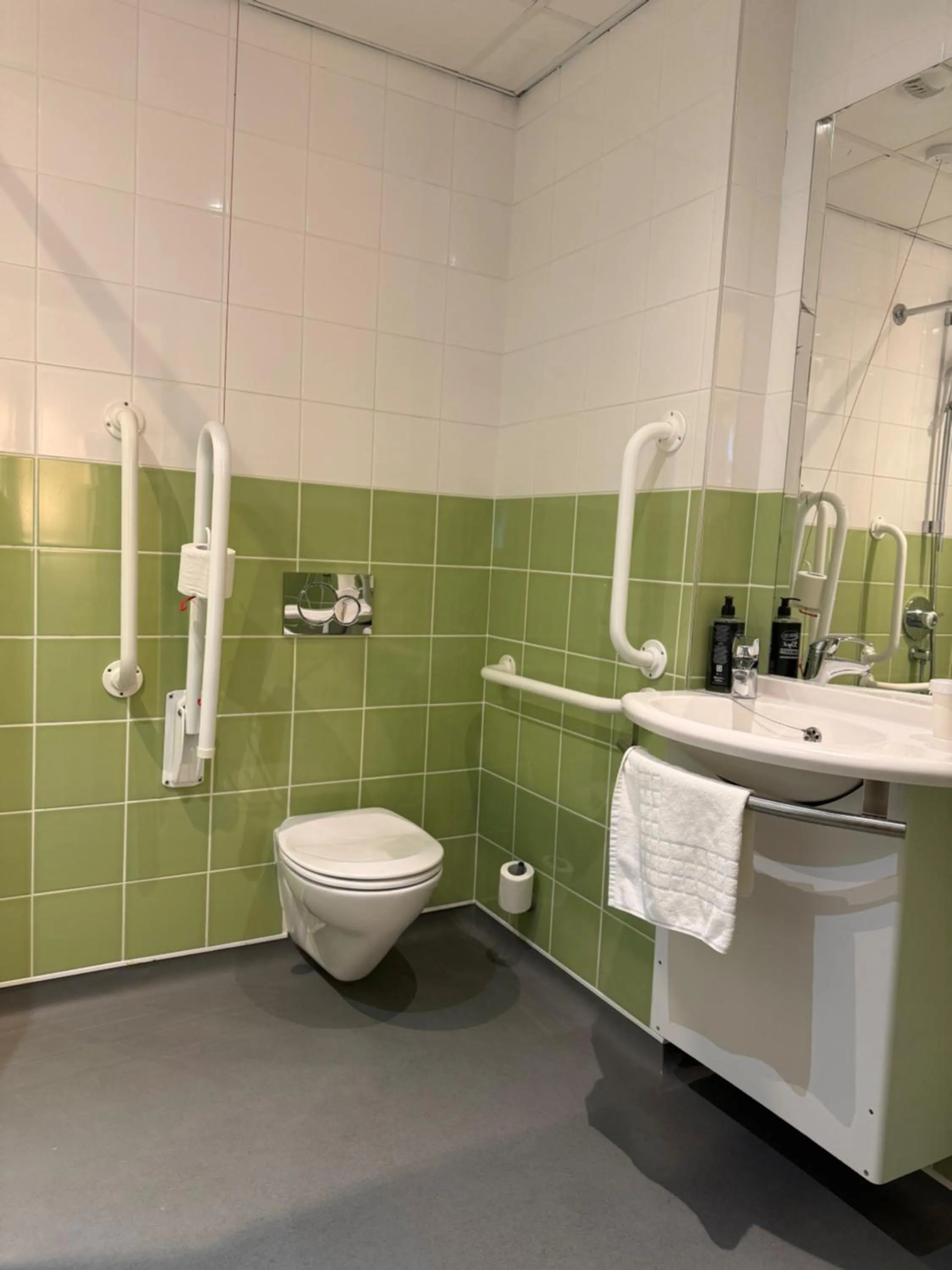 Property building in ibis budget Leeds Centre Crown Point Road