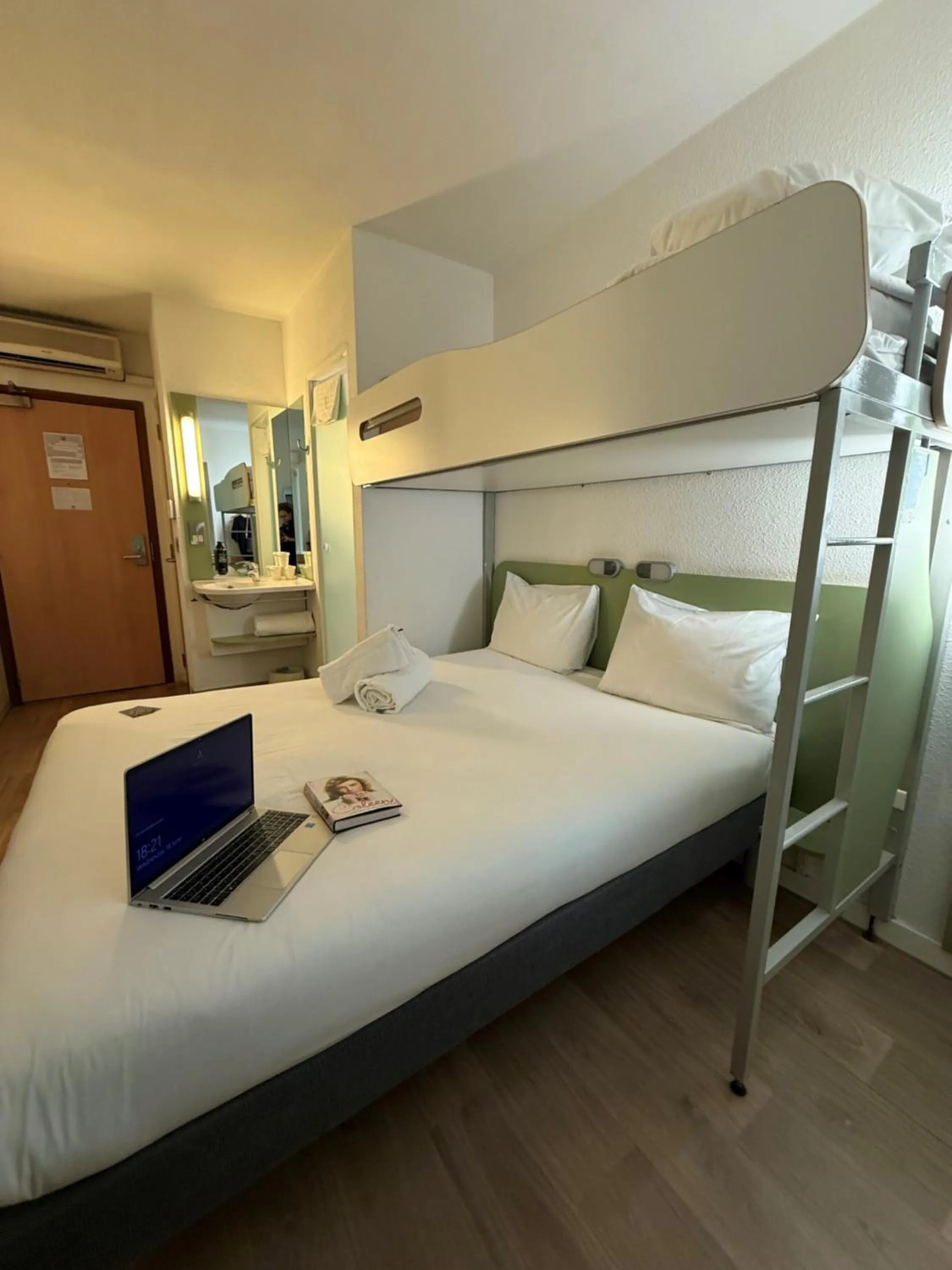 Property building, Bed in ibis budget Leeds Centre Crown Point Road