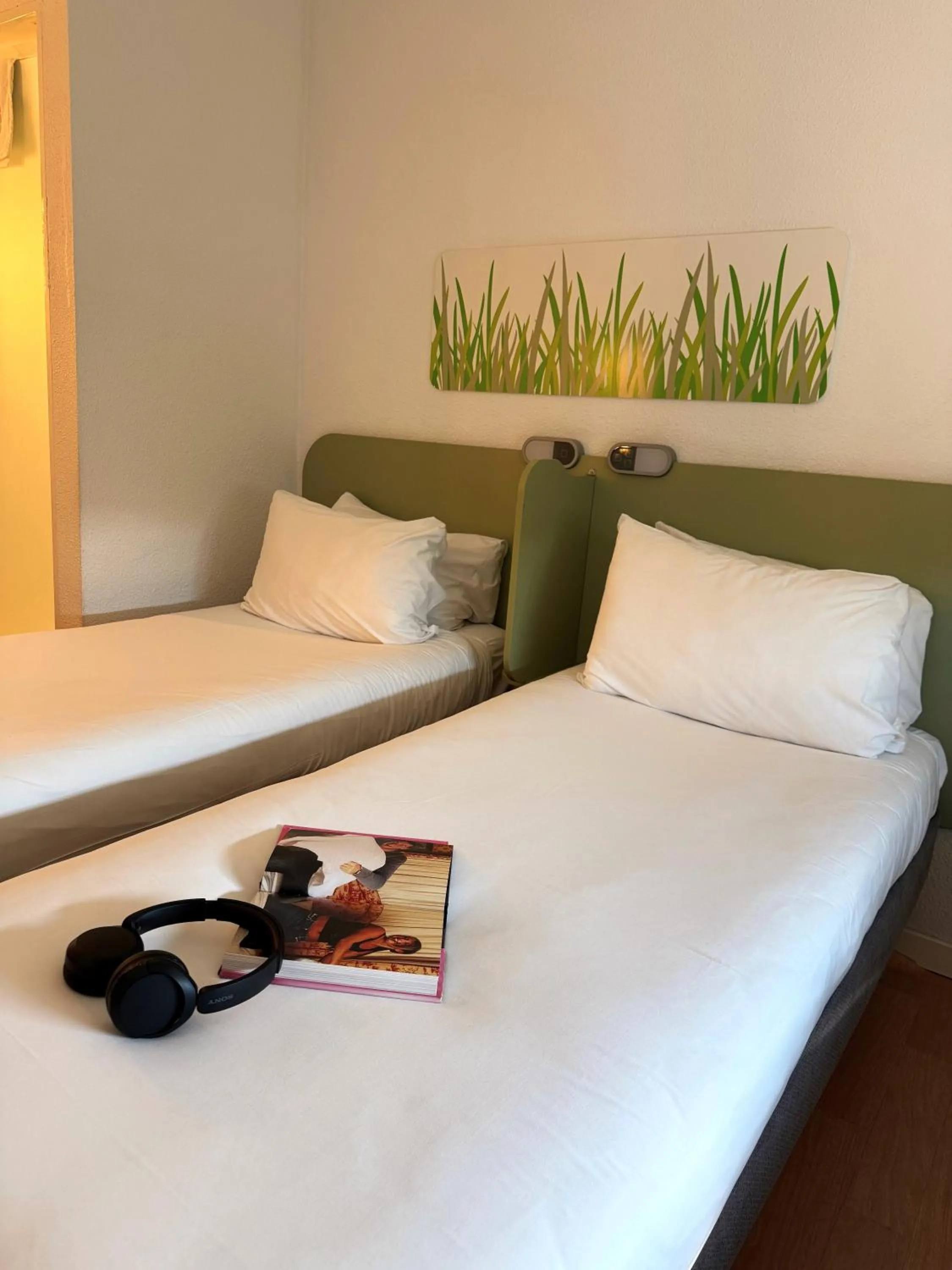 Bedroom, Bed in ibis budget Leeds Centre Crown Point Road