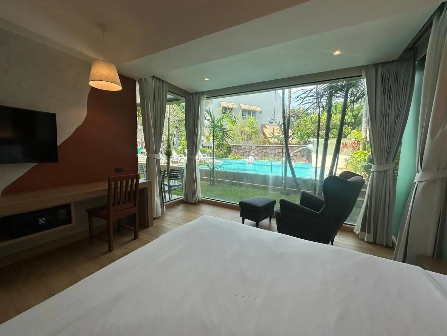 Bedroom, Bed in Baan Karon Resort