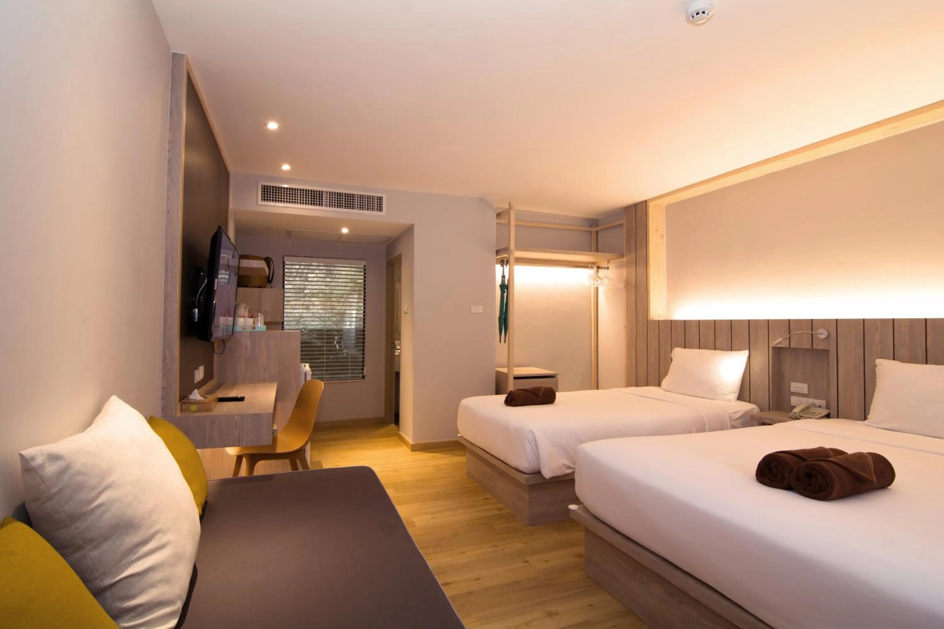 Communal lounge/ TV room, Bed in Baan Karon Resort