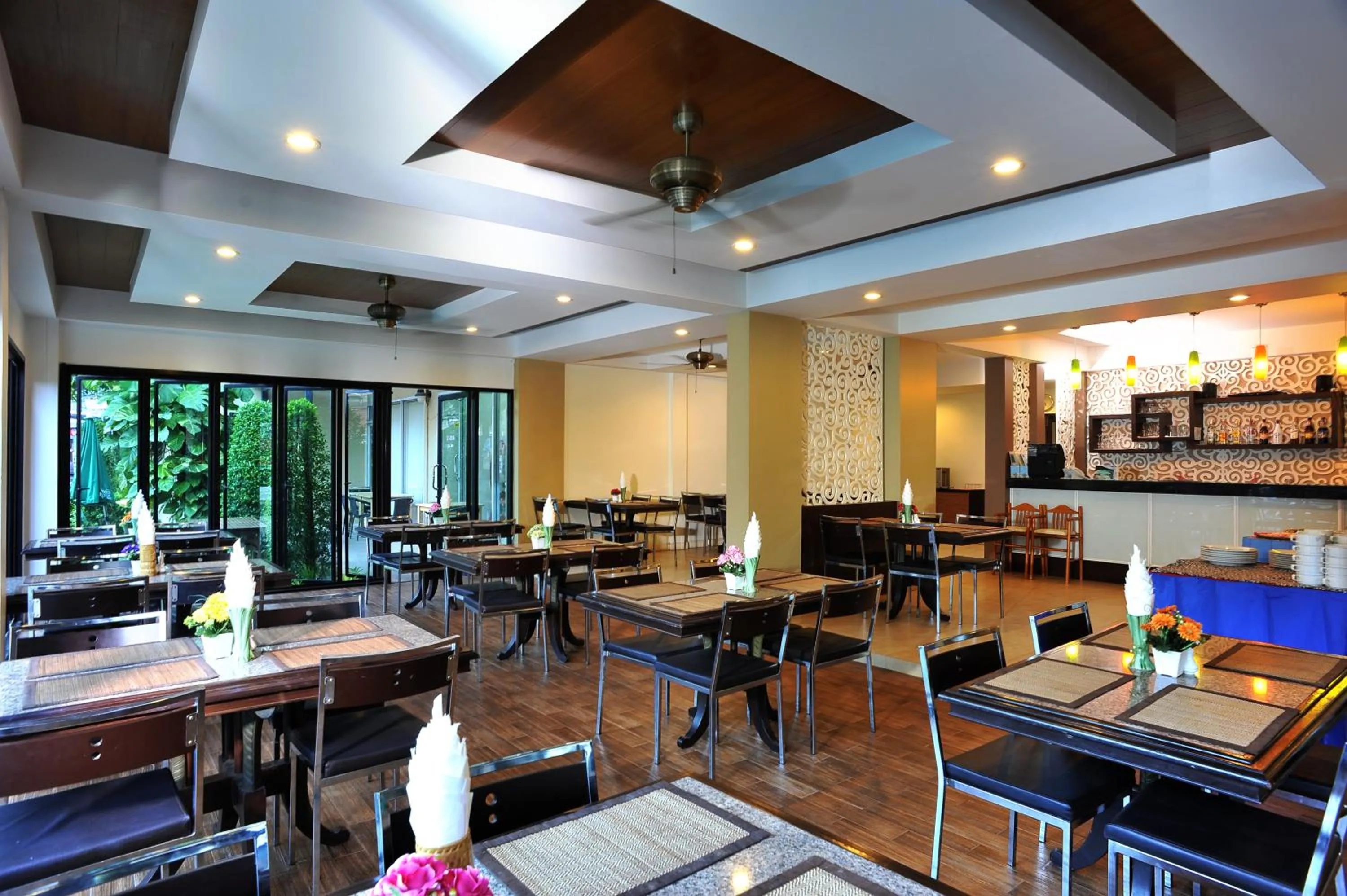 Restaurant/places to eat in Baan Karon Resort
