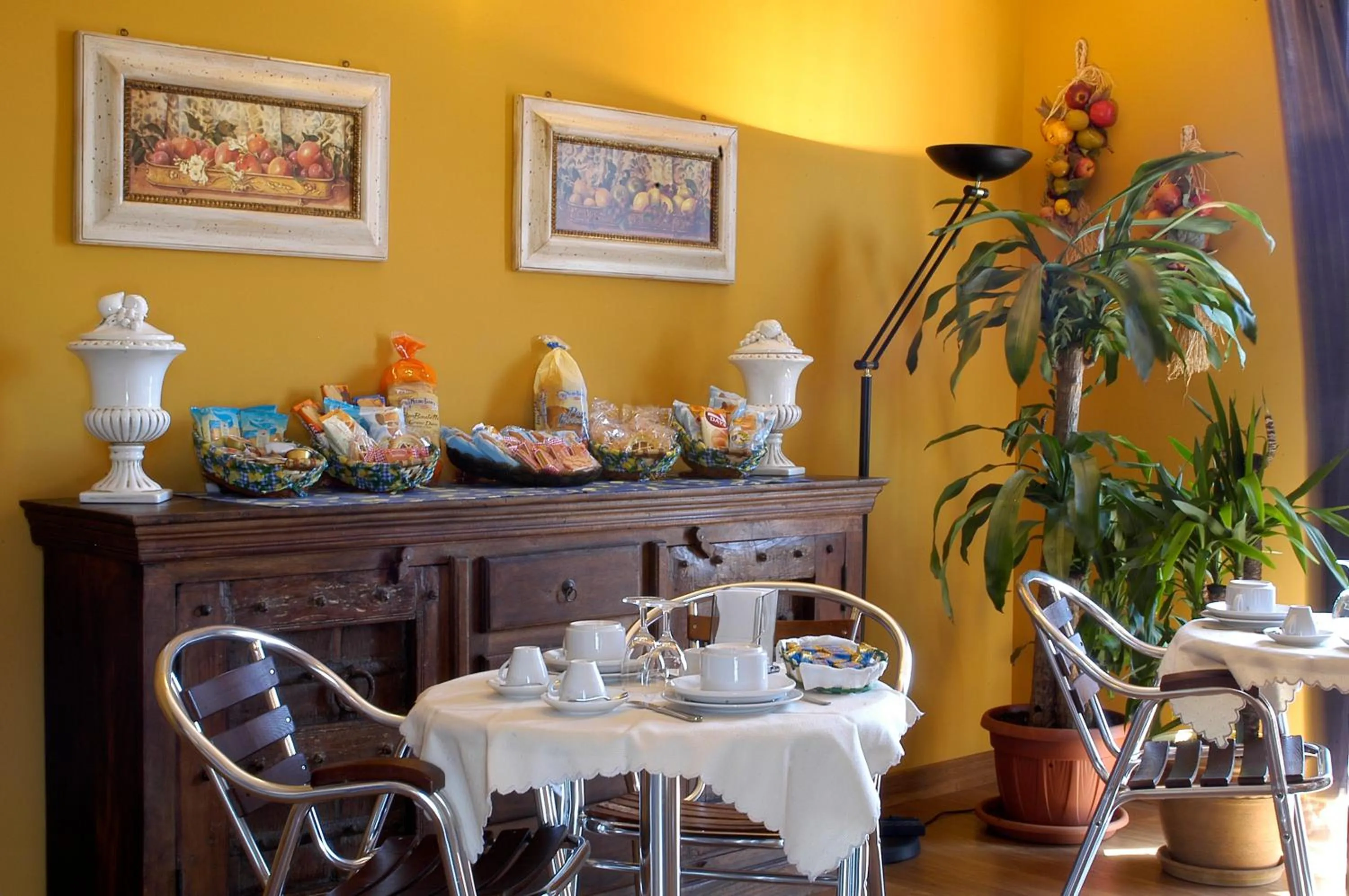 Restaurant/places to eat in Sky Sleeping