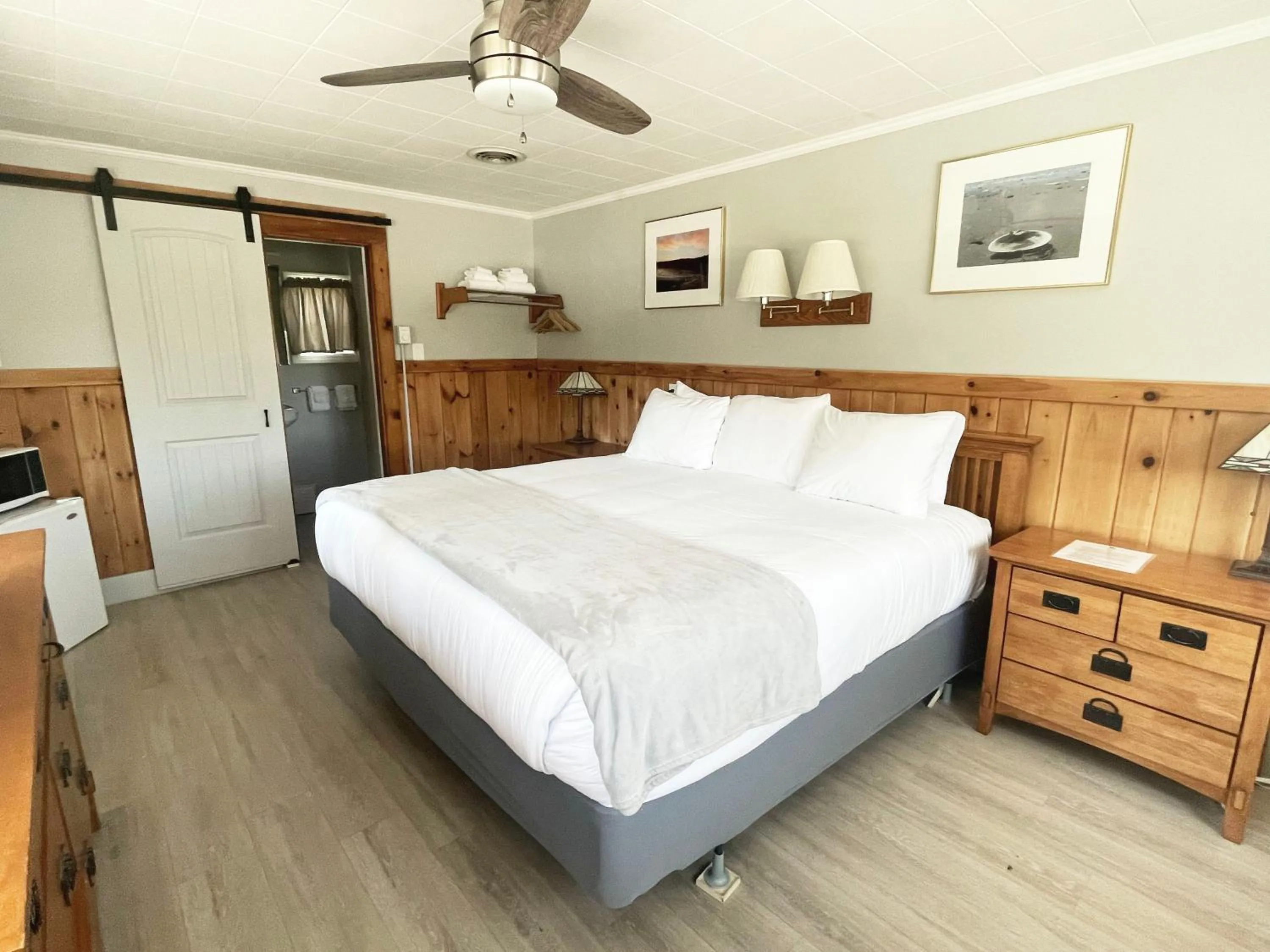 Photo of the whole room, Bed in Kennebunkport Motor Lodge