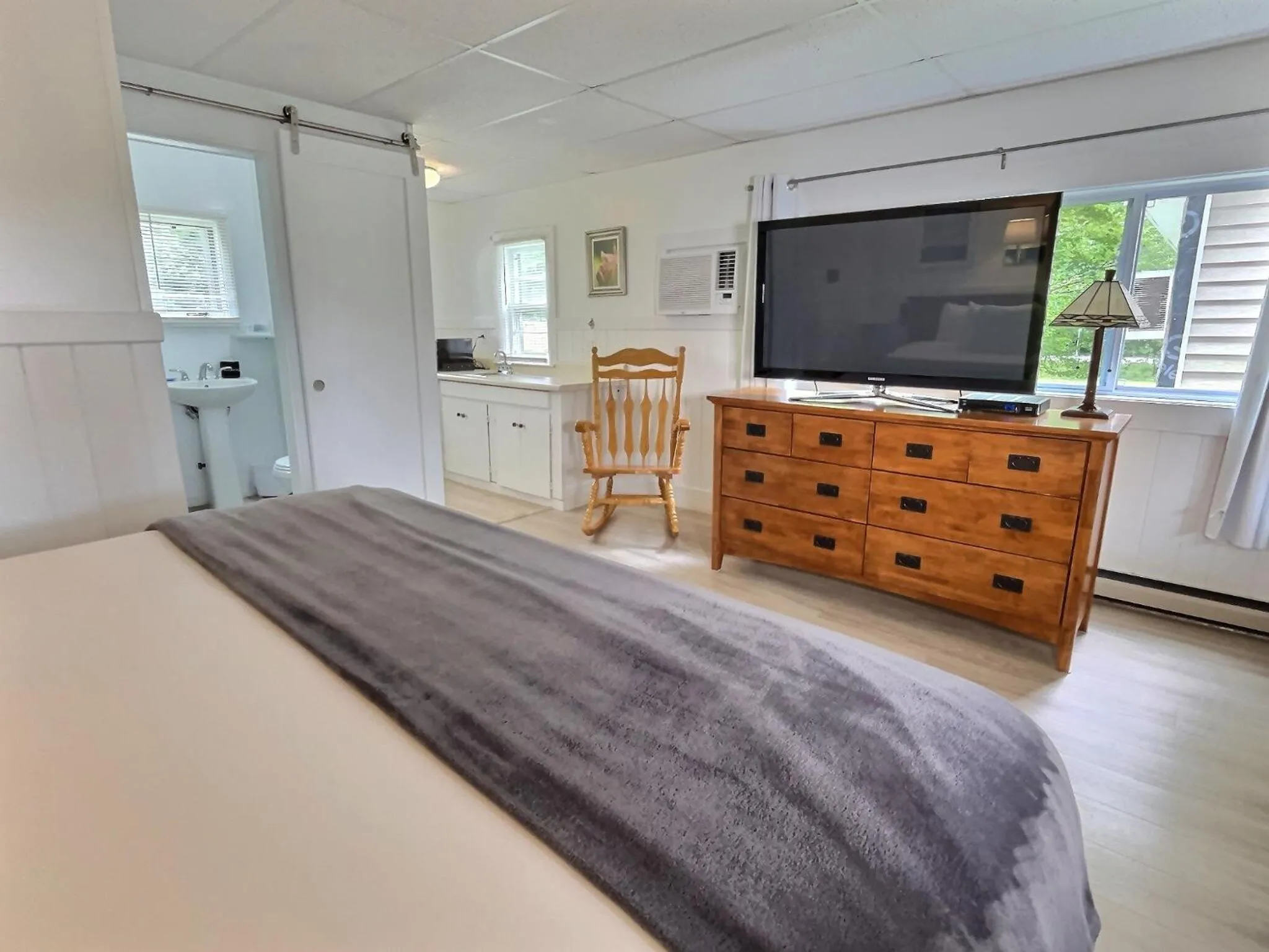 Photo of the whole room, Bed in Kennebunkport Motor Lodge
