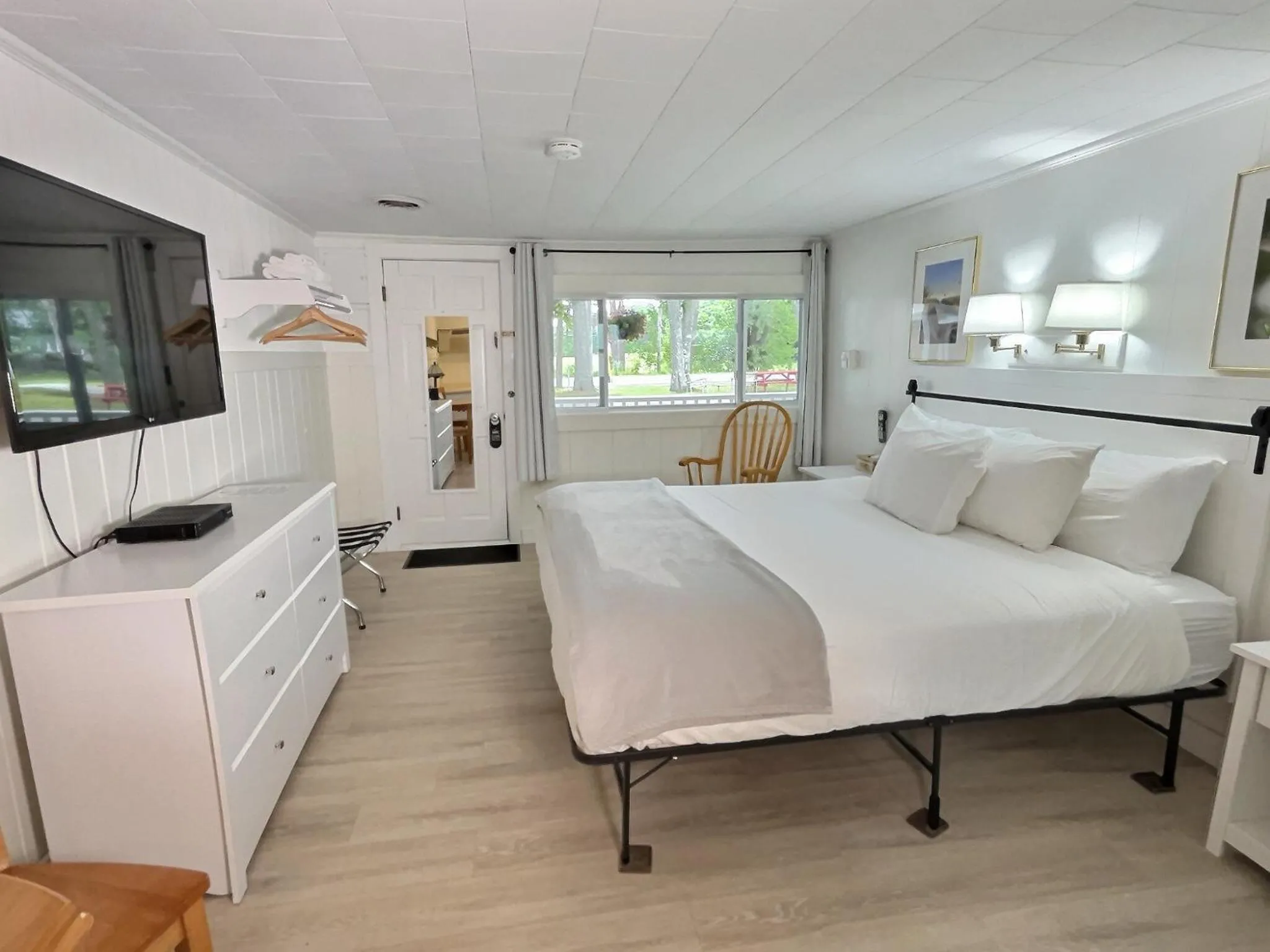 Kitchen or kitchenette, Bed in Kennebunkport Motor Lodge