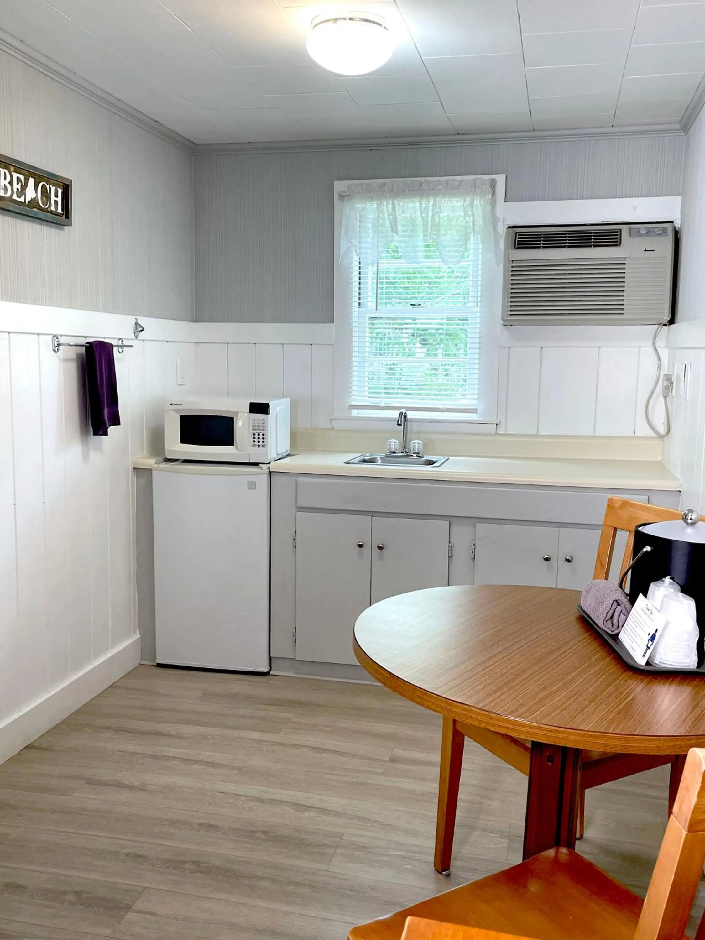 Kitchen or kitchenette in Kennebunkport Motor Lodge