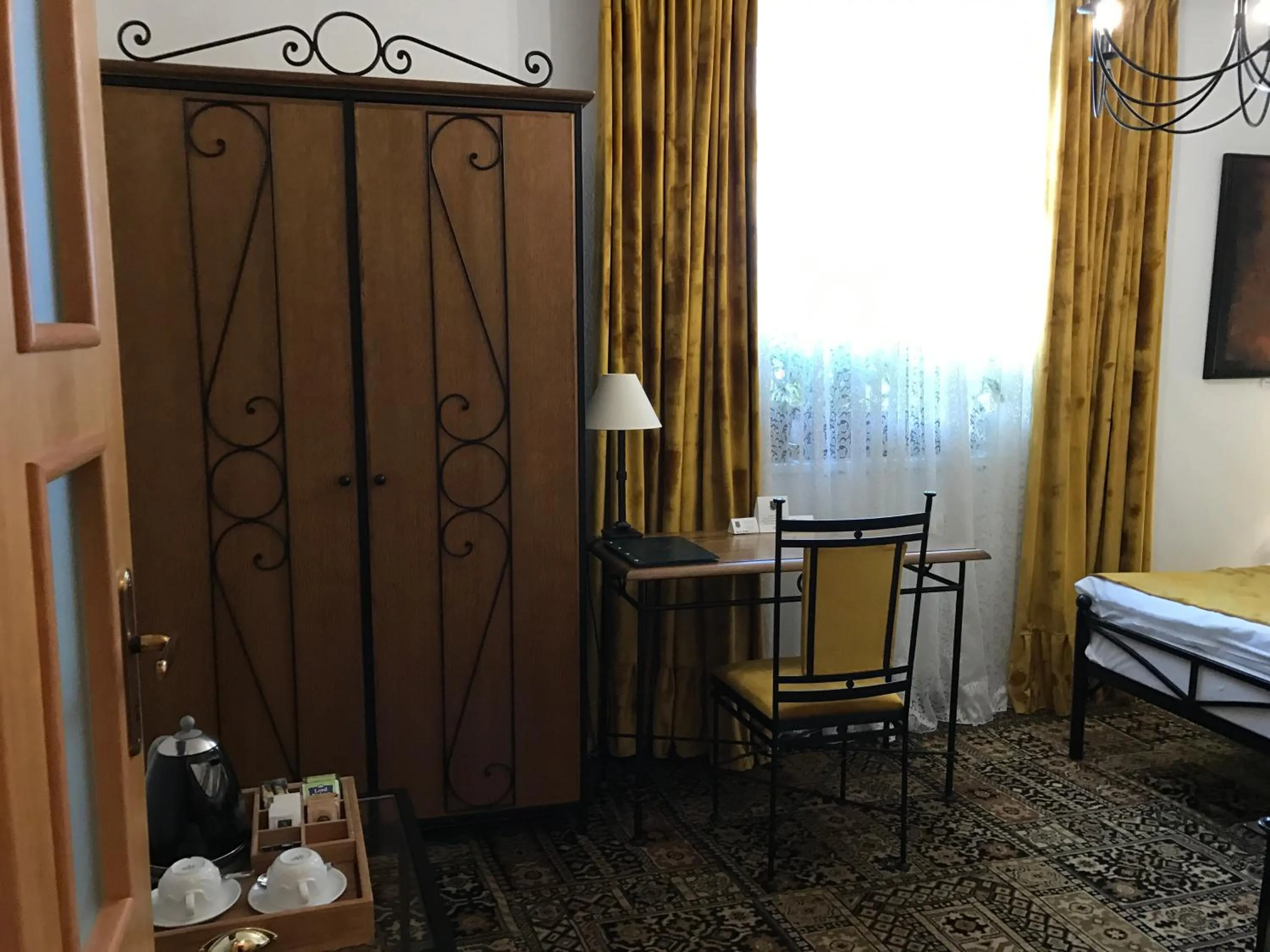 Coffee/tea facilities, Bed in Antik Hotel Sofia