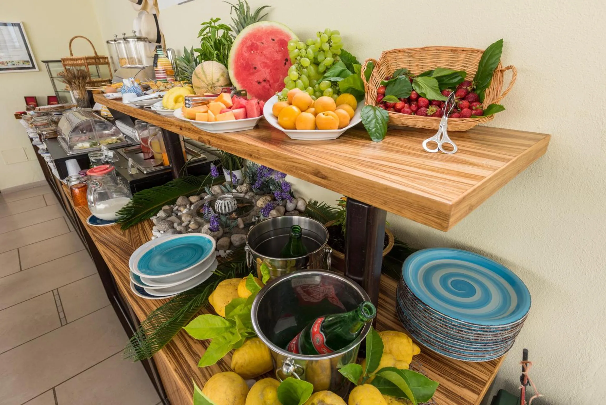 Restaurant/places to eat in Marina 10 Design Hotel & SPA