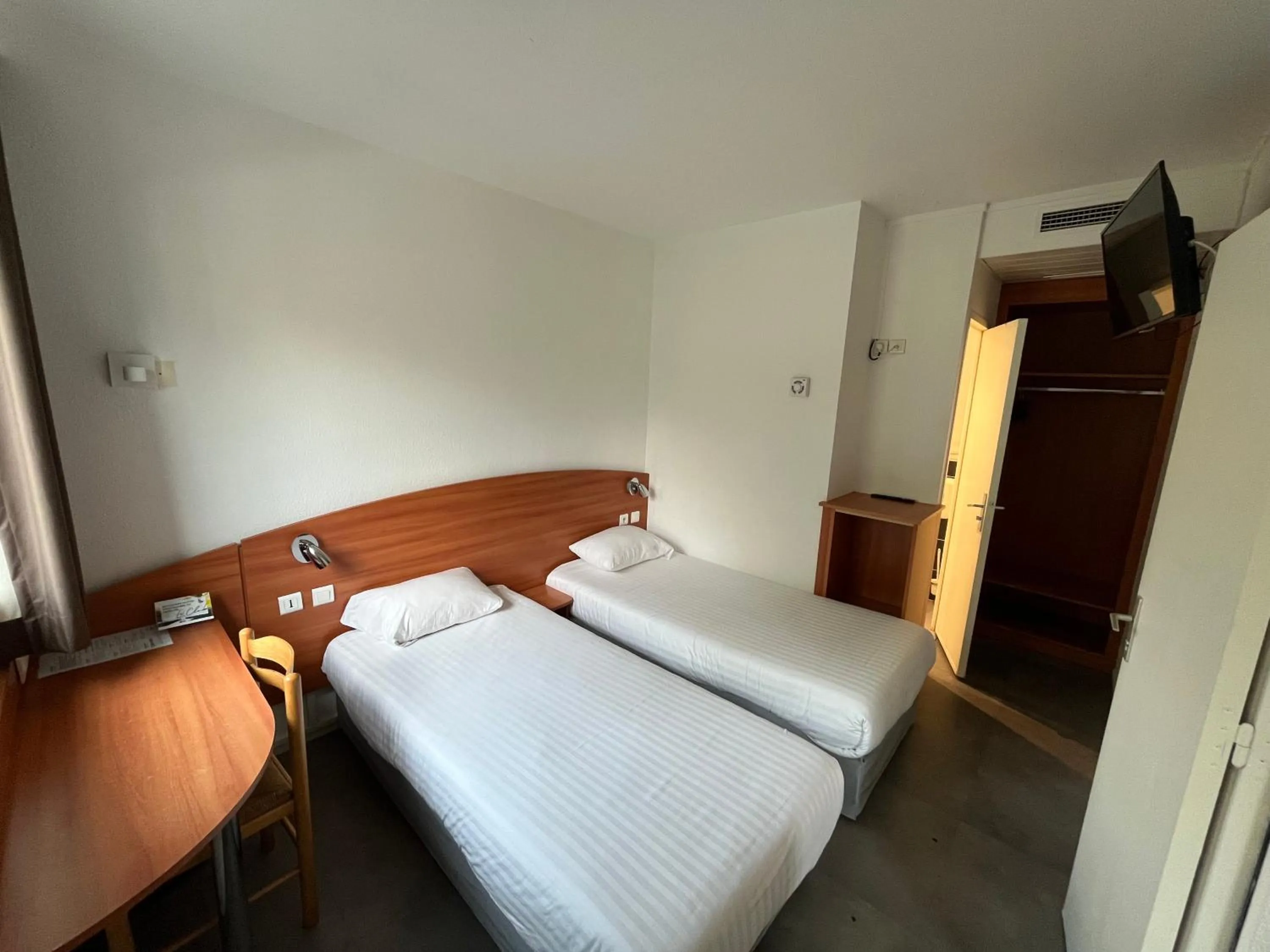 Bed in Hôtel AKENA Nantes Orvault - Ouest