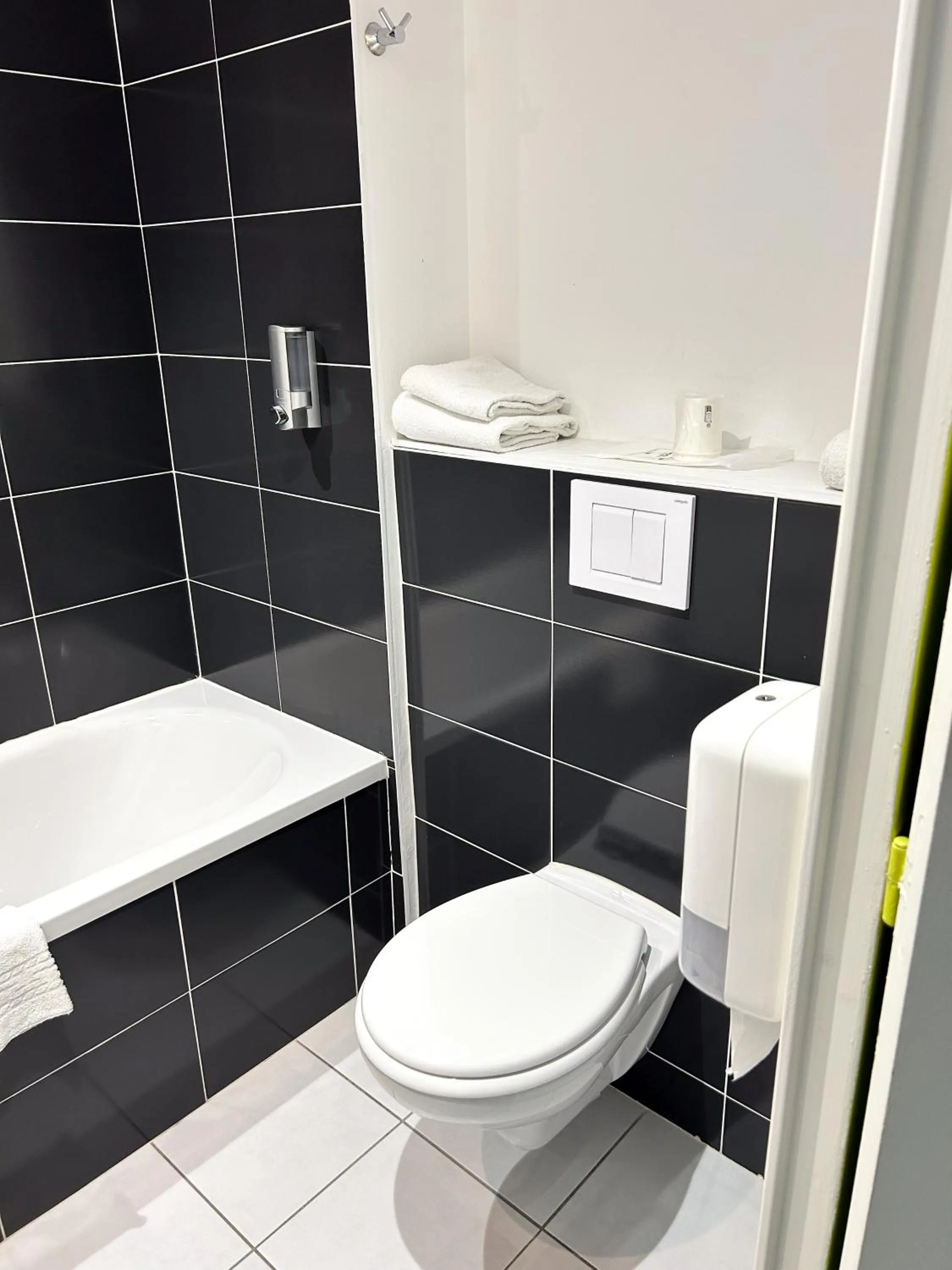 Toilet in Hôtel AKENA Nantes Orvault - Ouest