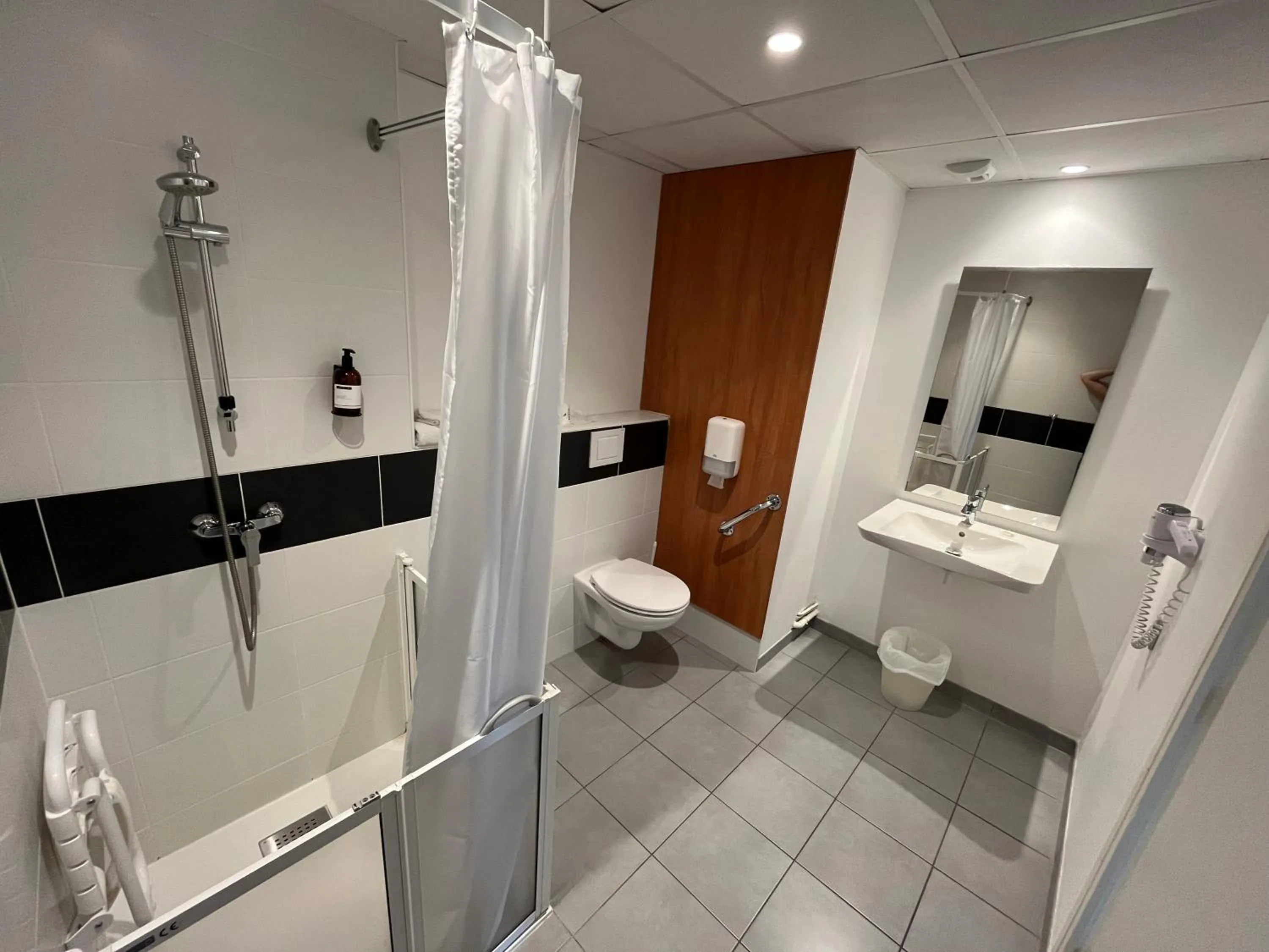 Shower in Hôtel AKENA Nantes Orvault - Ouest