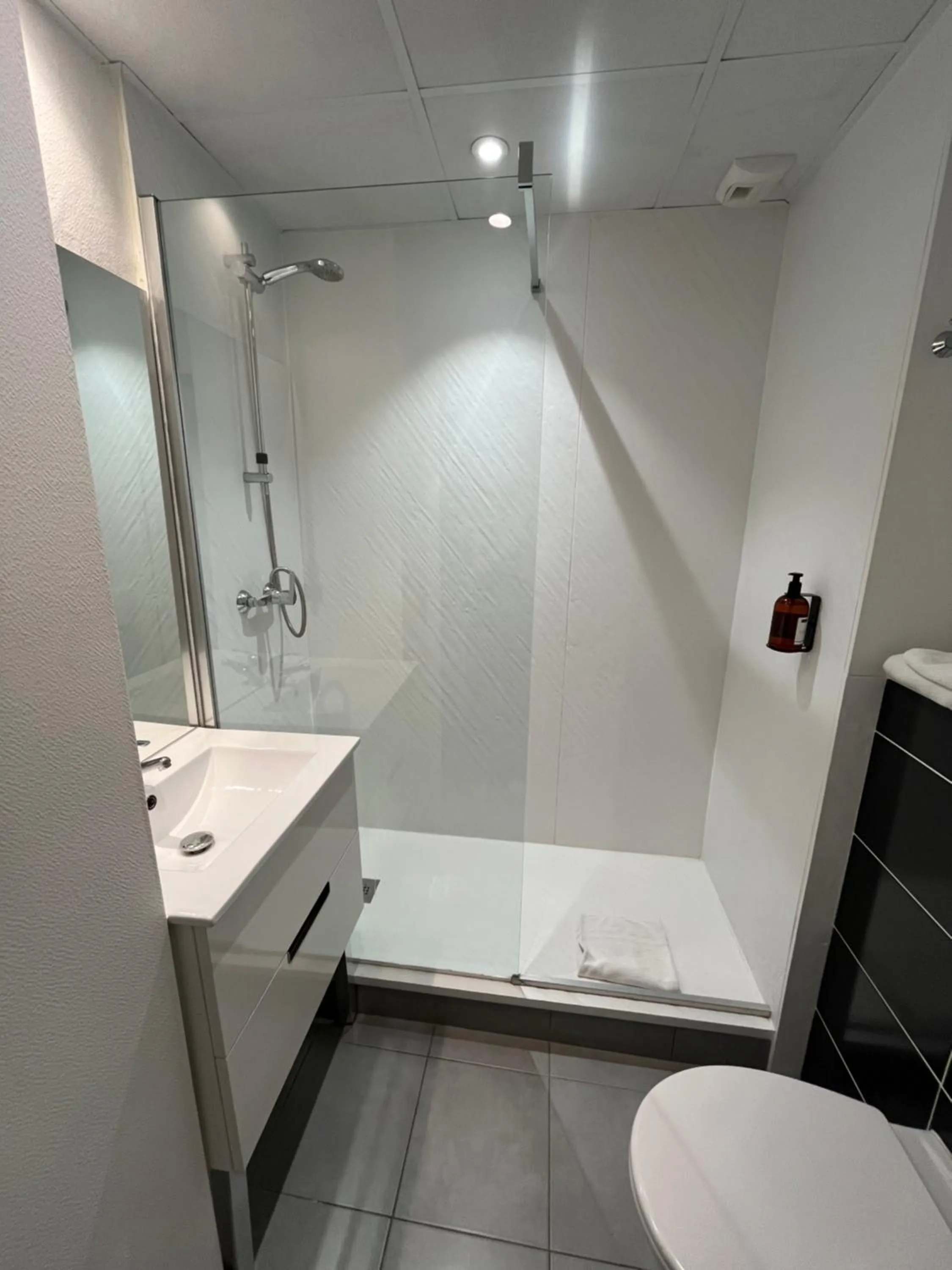 Shower in Hôtel AKENA Nantes Orvault - Ouest
