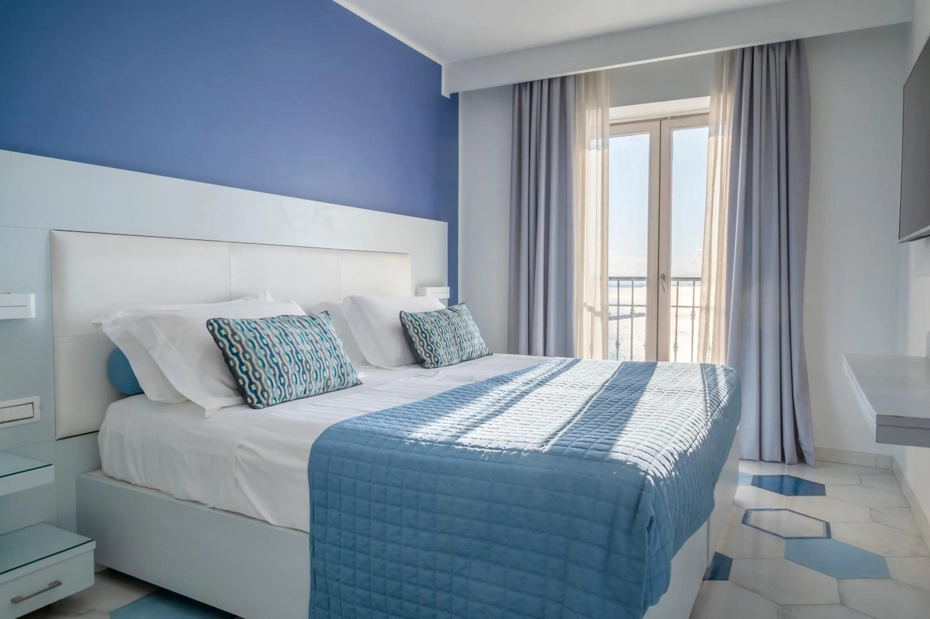 Photo of the whole room, Bed in Lloyd's Baia Hotel