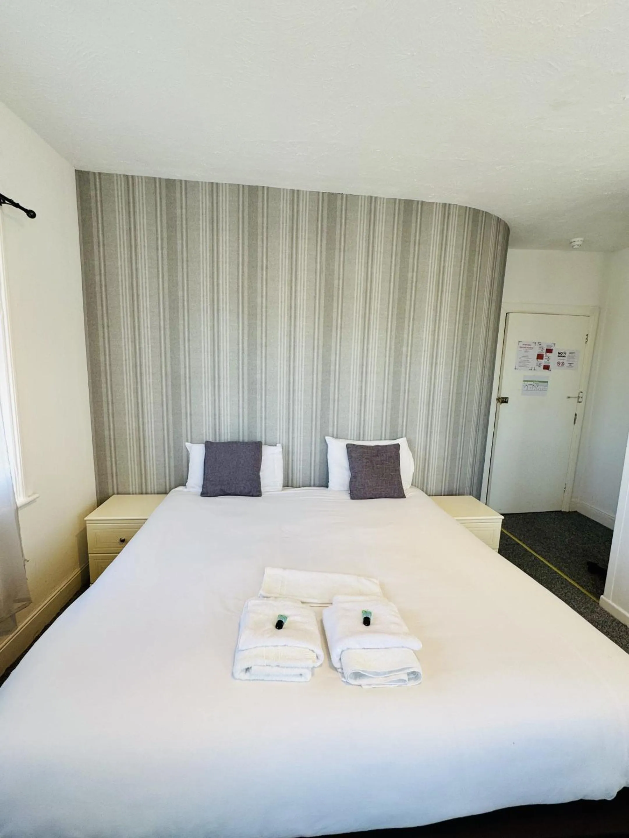 Bedroom, Bed in Carlton Court Hotel Eastbourne