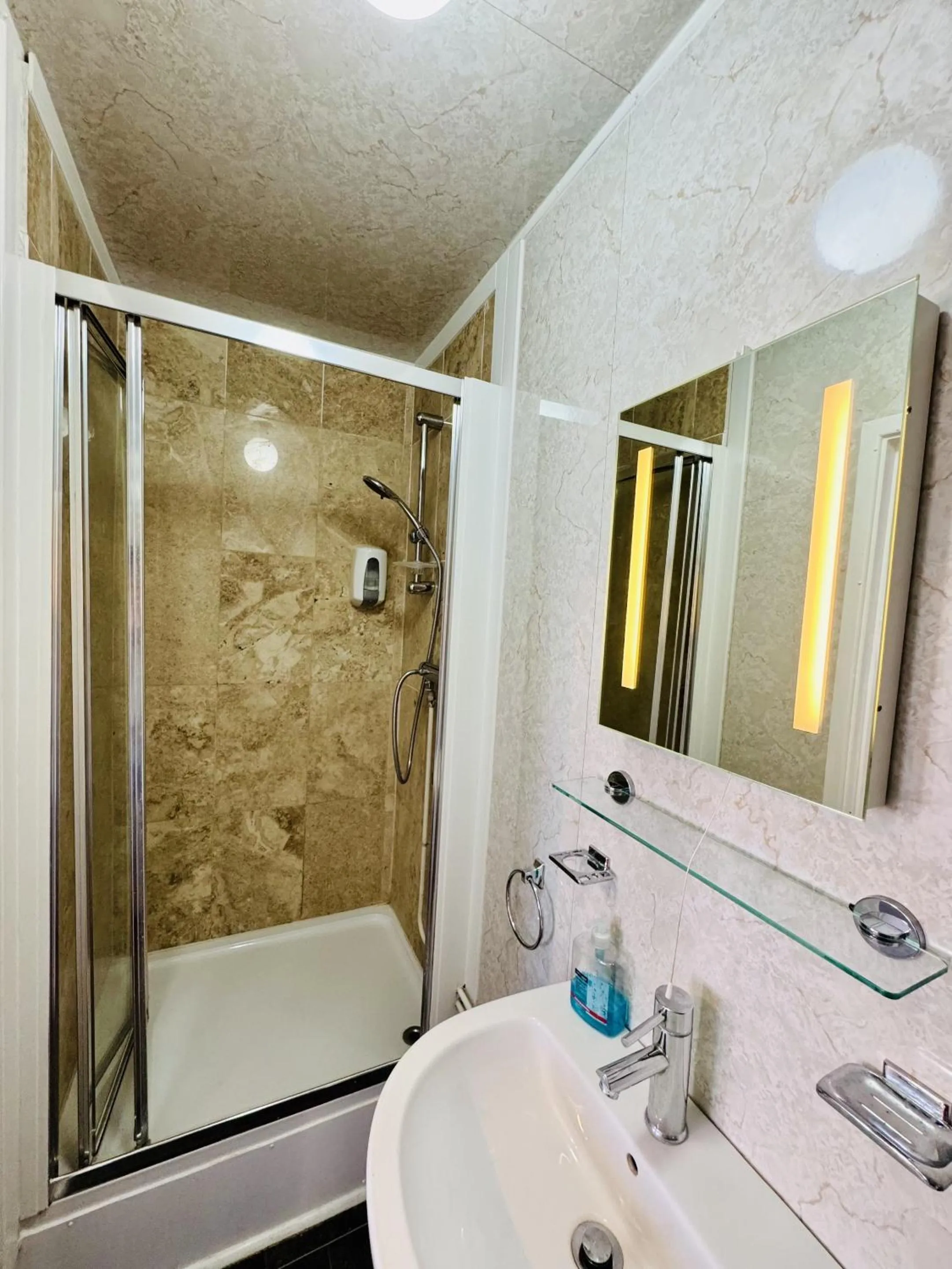 Bathroom in Carlton Court Hotel Eastbourne