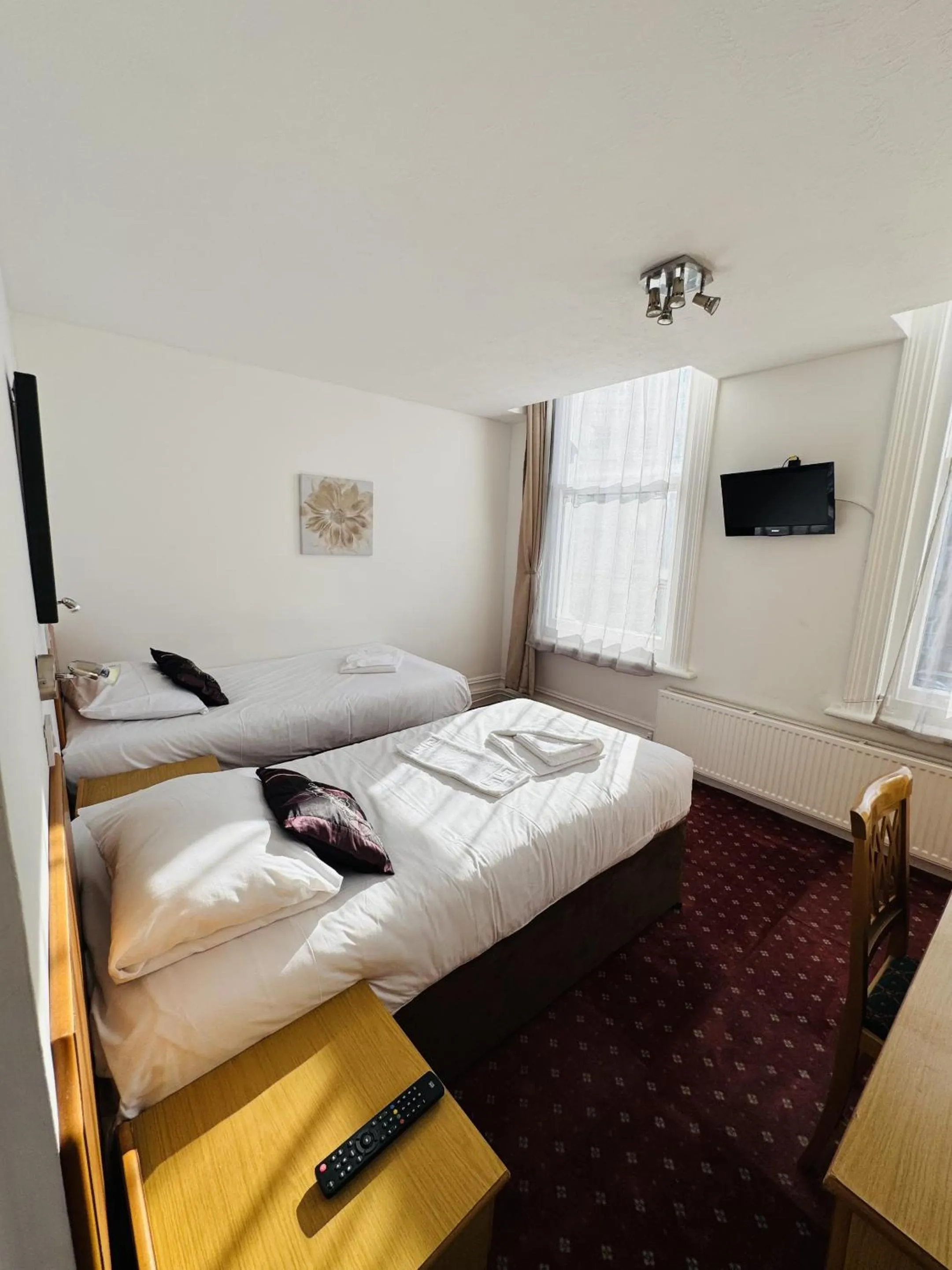 Standard Twin Room in Carlton Court Hotel Eastbourne