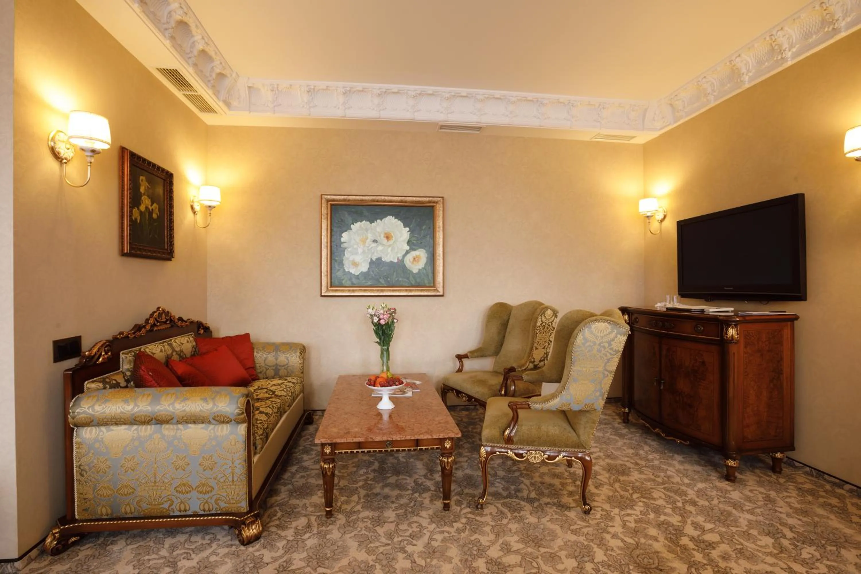 Communal lounge/ TV room in Axelhof Boutique Hotel