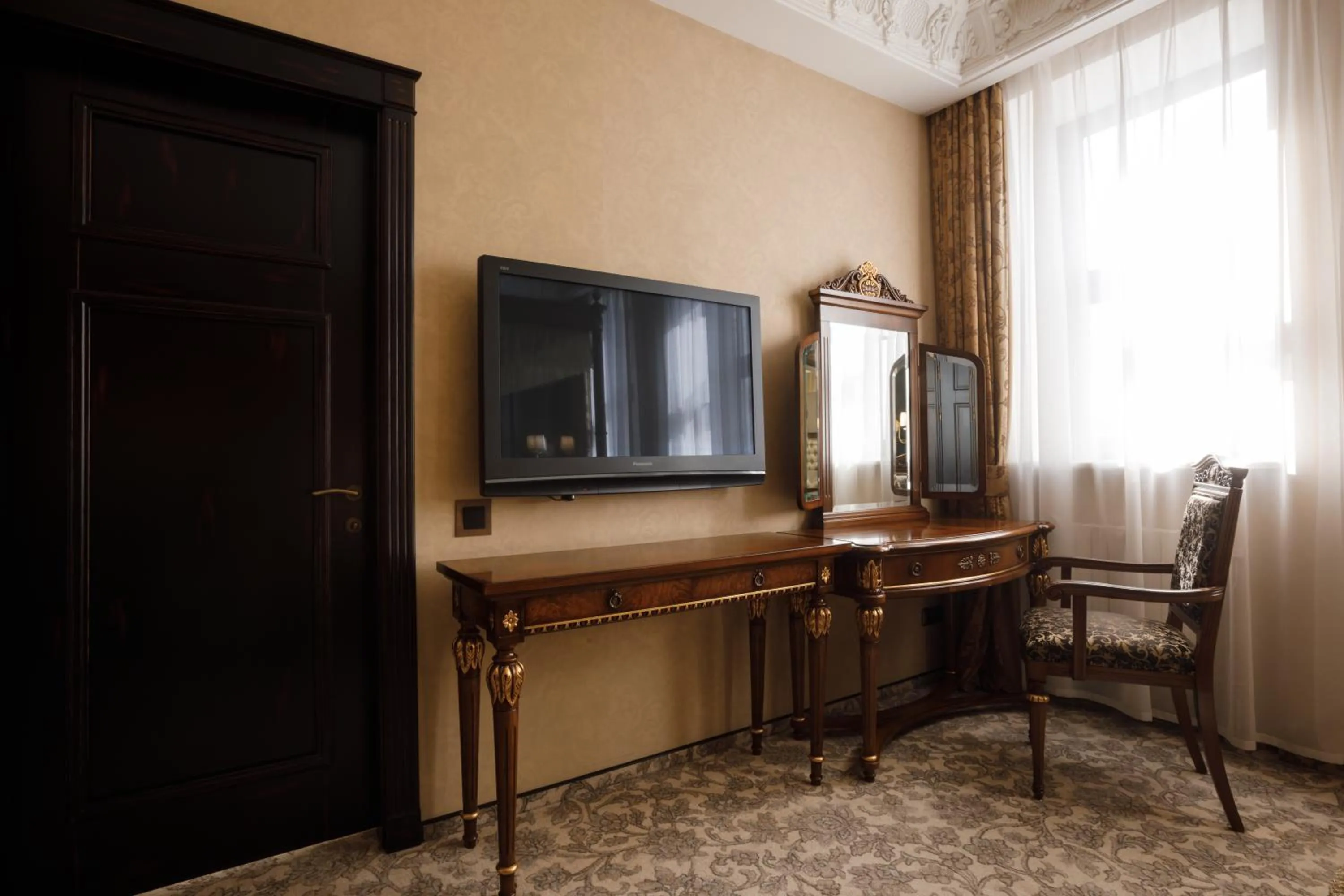 Communal lounge/ TV room in Axelhof Boutique Hotel