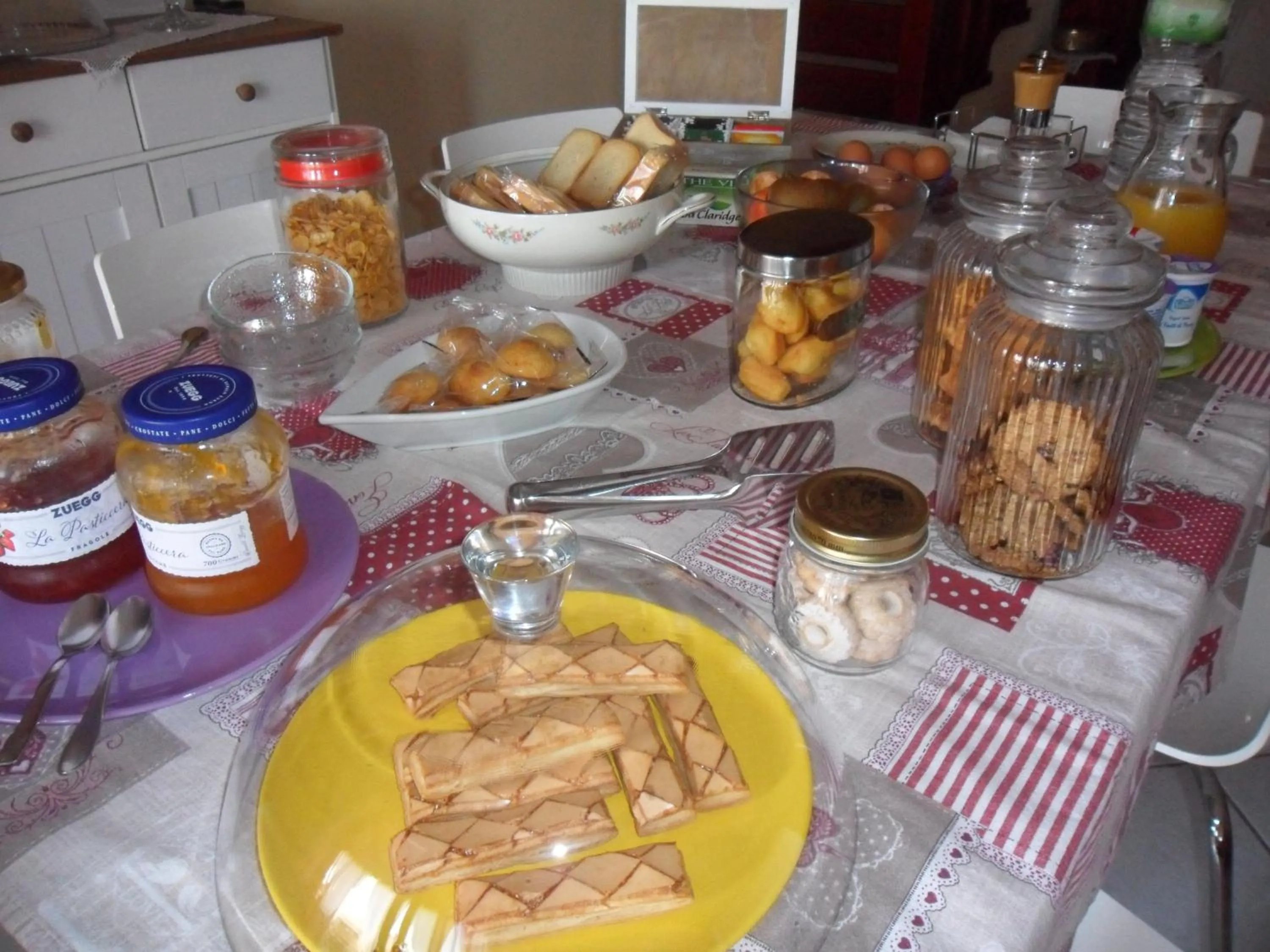 Buffet breakfast in B&B A CASA DI MONICA
