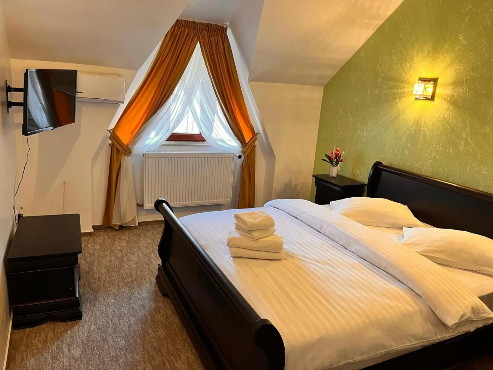 Communal lounge/ TV room, Bed in Perla Muresului