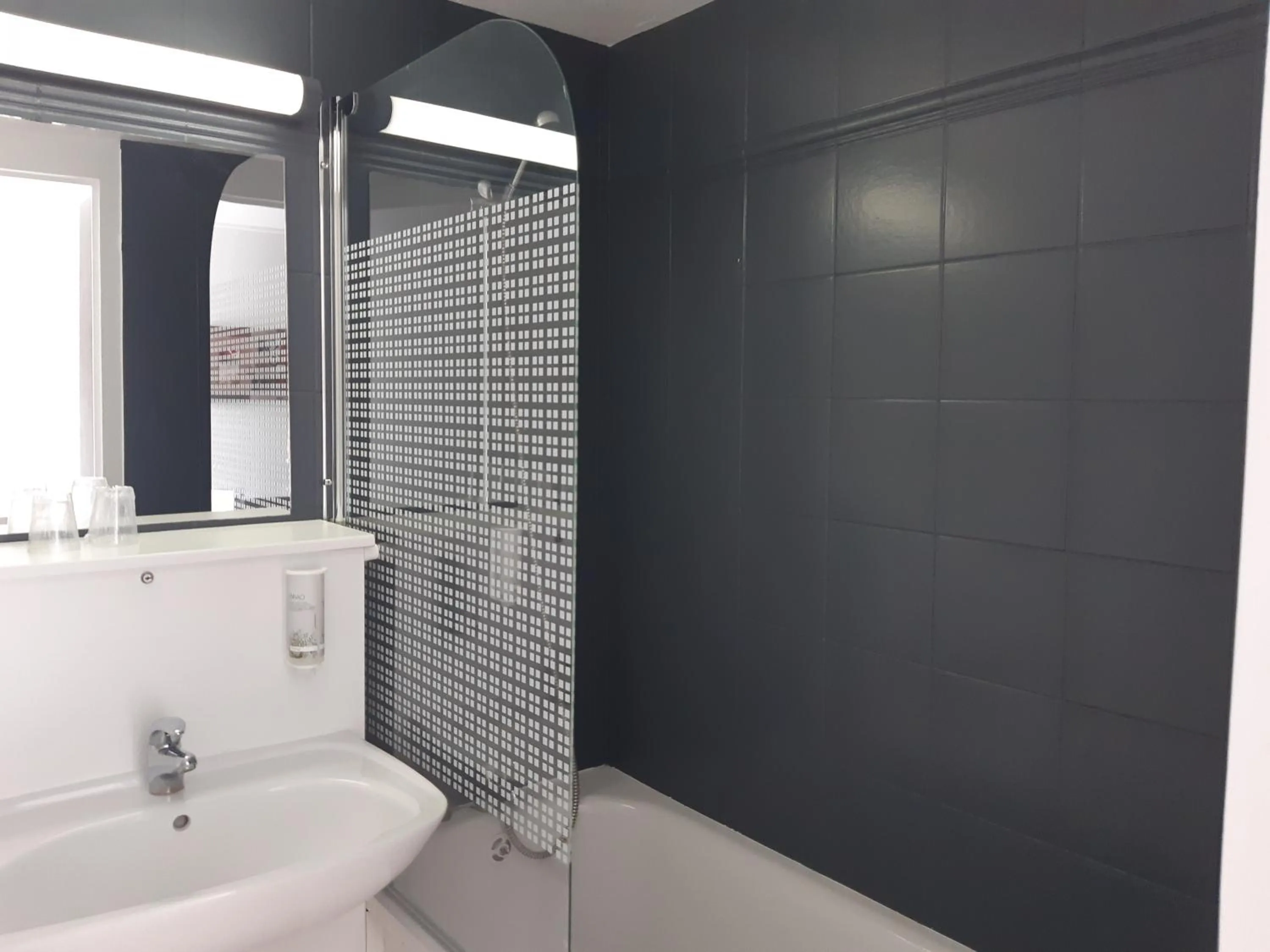 Bathroom in Brit Hotel Reims La Neuvillette