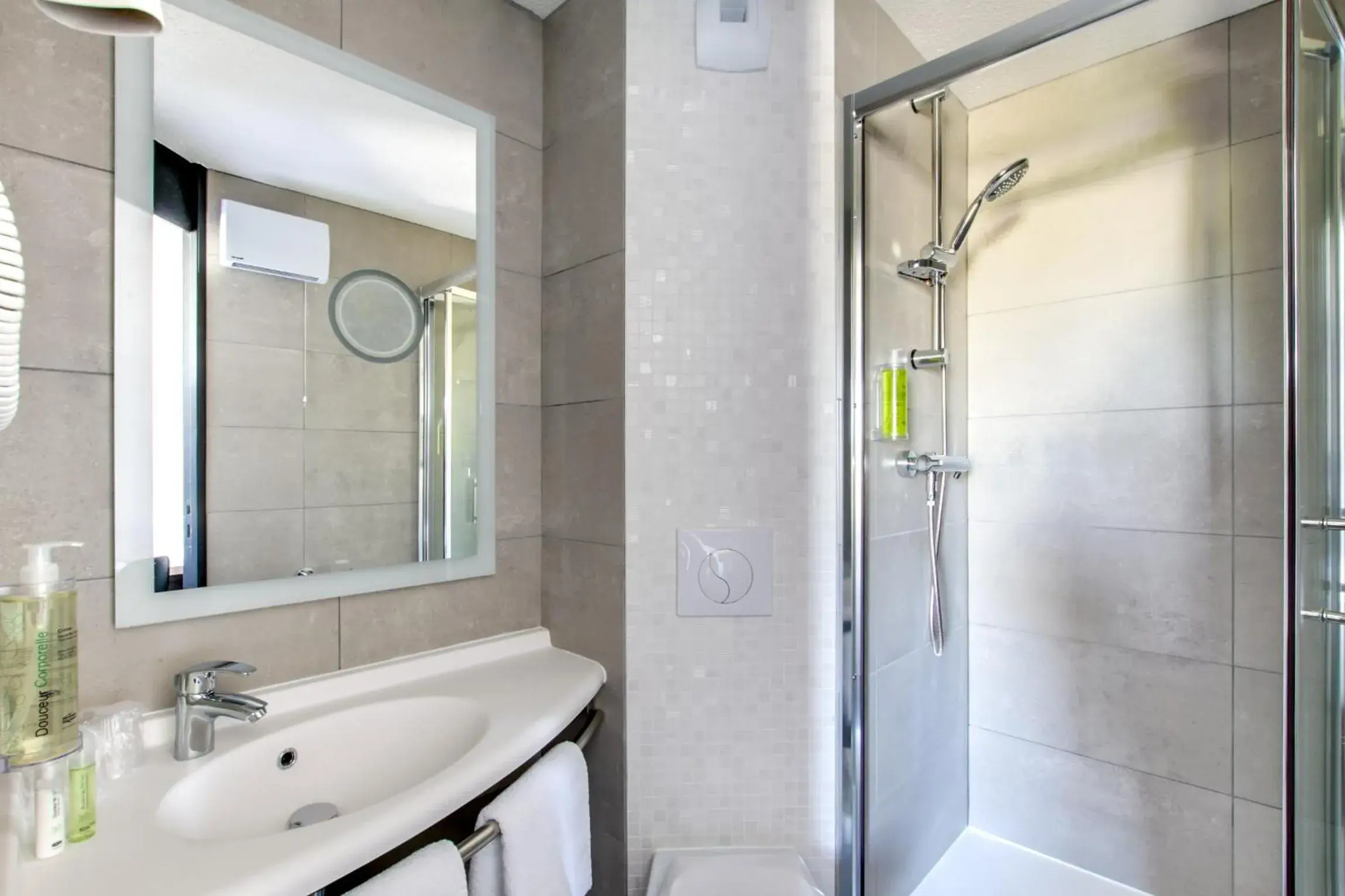 Triple Room - Main Building in Brit Hotel Reims La Neuvillette Triple Room - Main Building in Brit Hotel Reims La Neuvillette