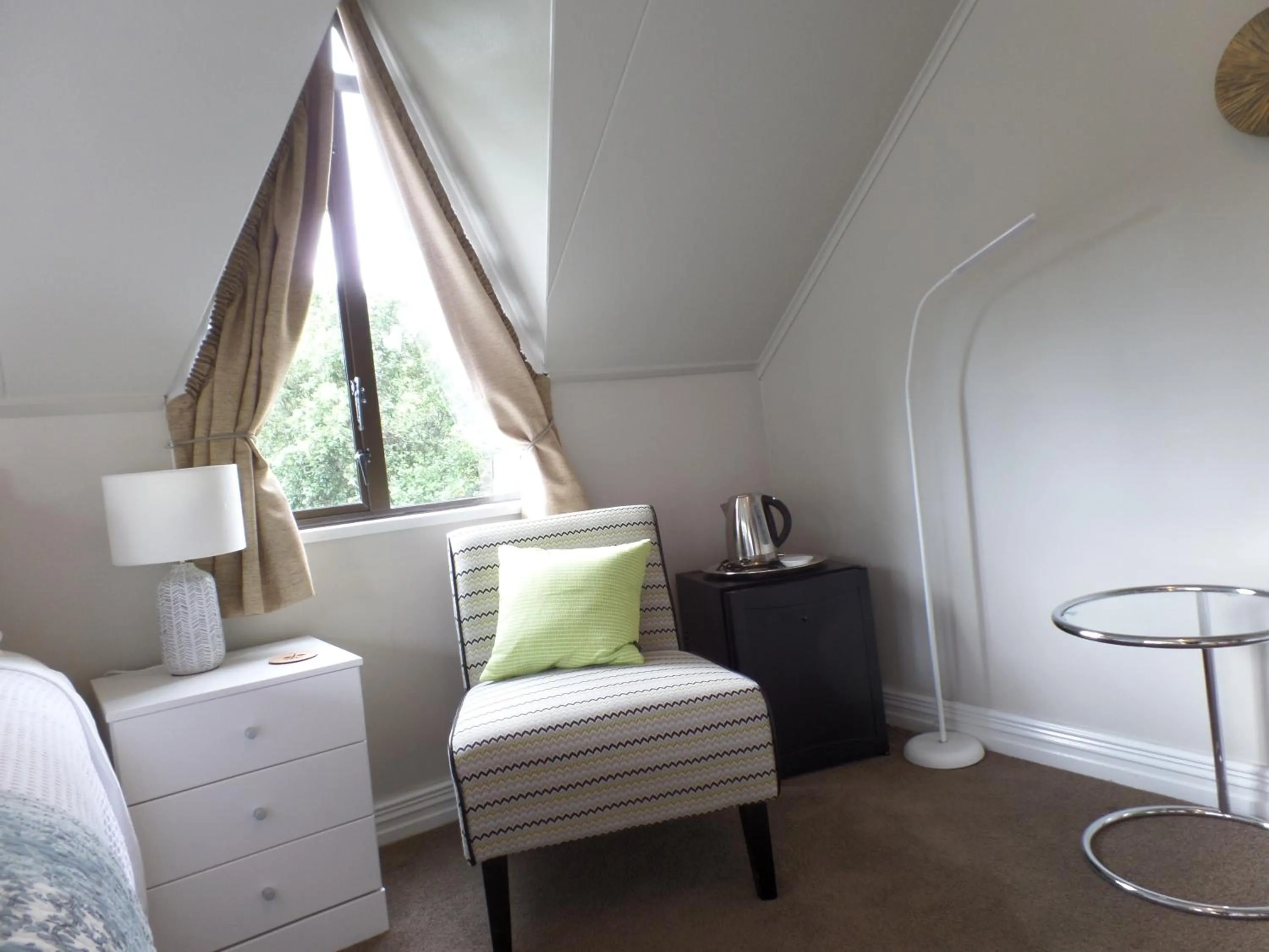 Seating area, Bed in Riverstone House