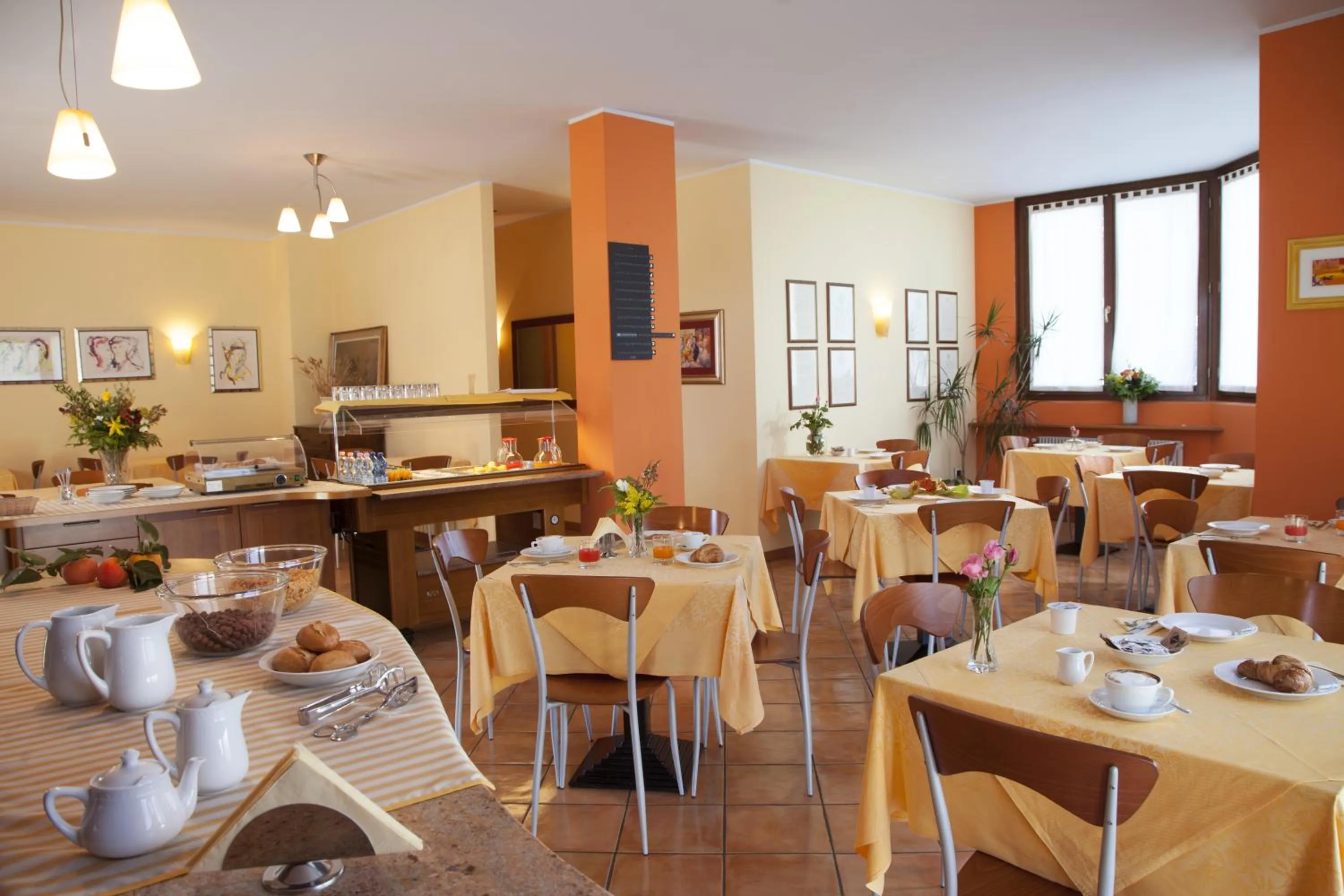 Restaurant/places to eat in Hotel Naonis