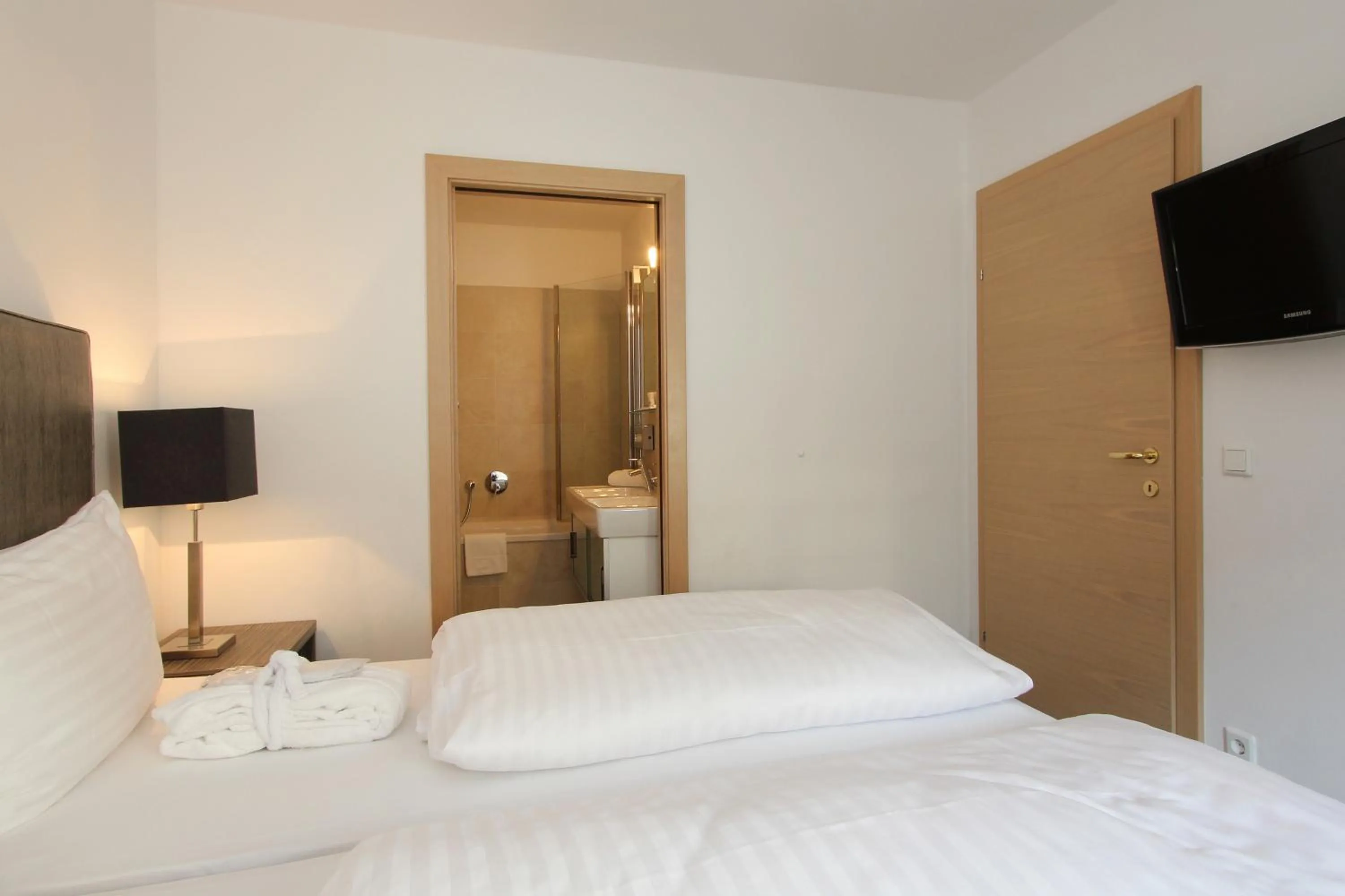 Shower, Bed in AvenidA Mountain Resort by Alpin Rentals