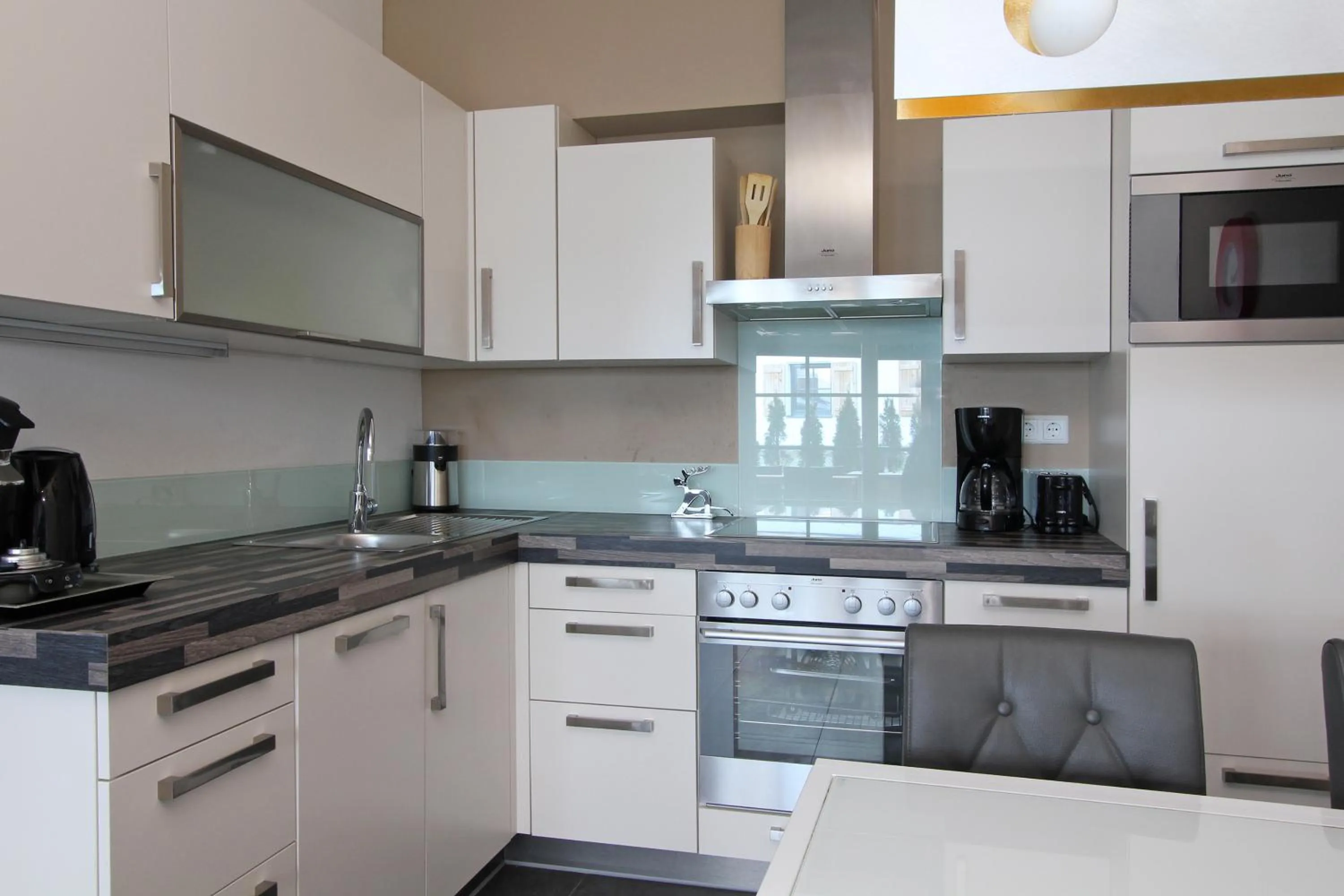 Coffee/tea facilities in AvenidA Mountain Resort by Alpin Rentals