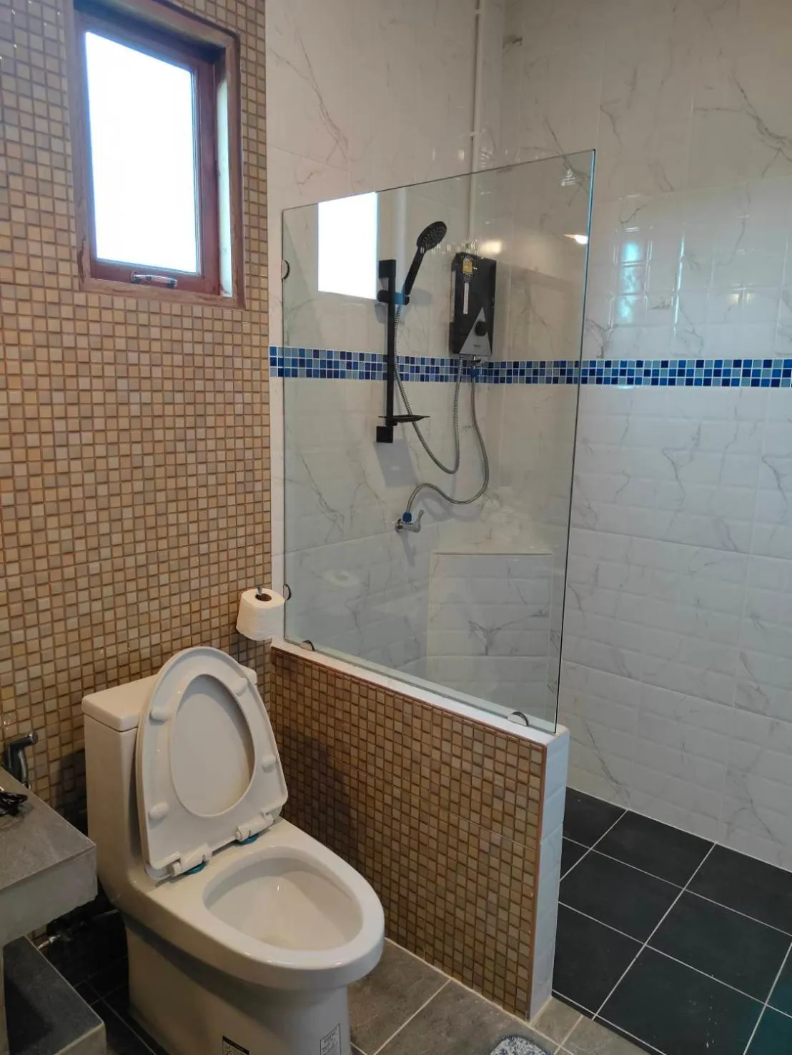 Shower in Smilingface guesthouse