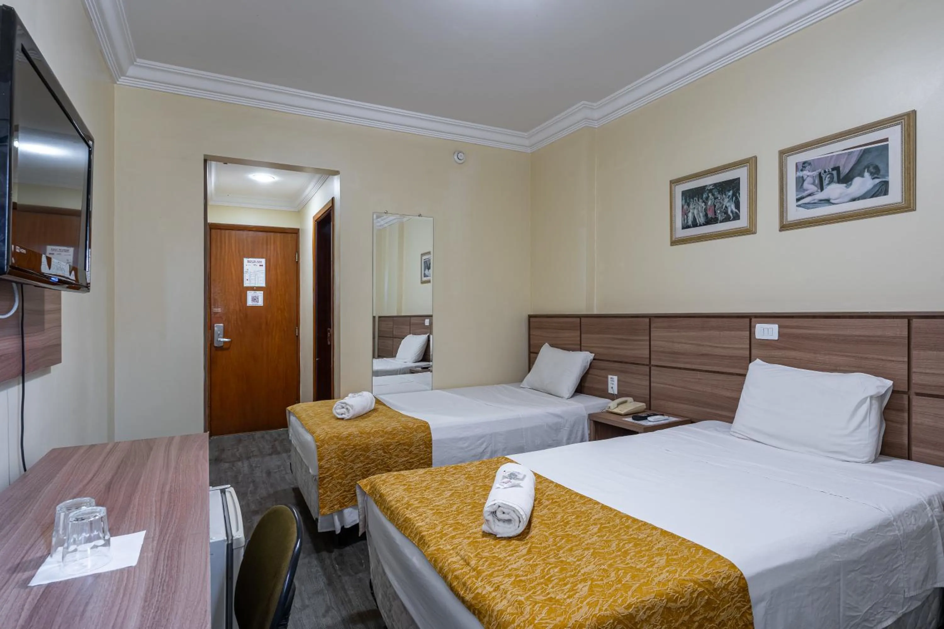 wardrobe, Bed in Carlton Plaza São José dos Campos