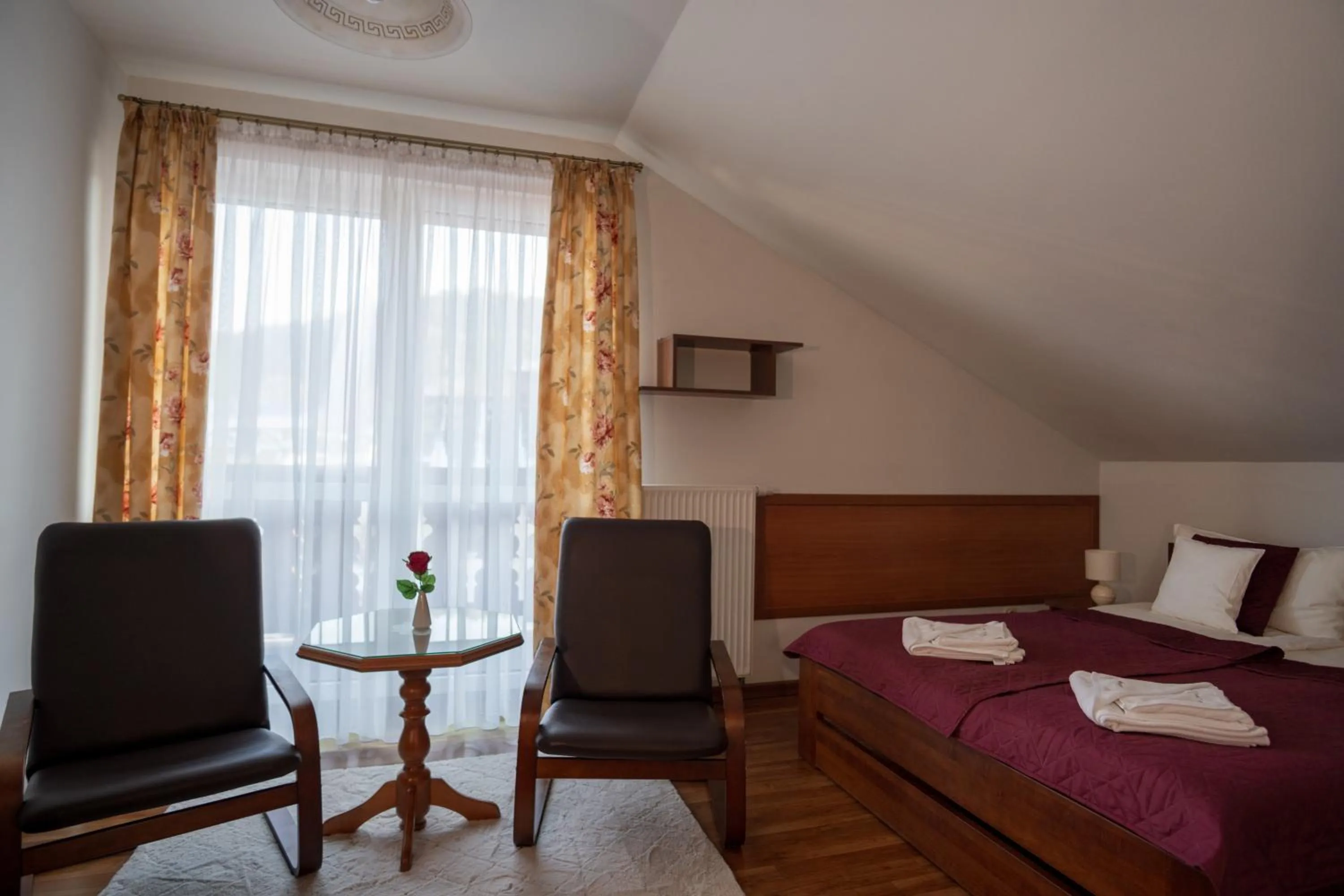 Seating area, Bed in Willa i Wzgórze Jerrego Apartamenty i pokoje z widokiem na góry