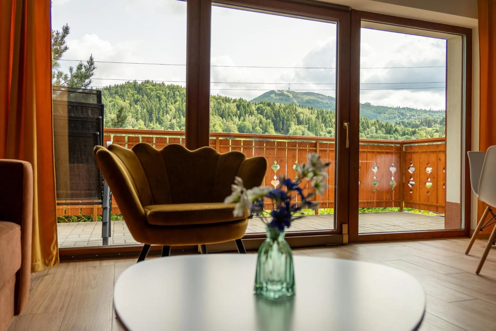 Property building in Willa i Wzgórze Jerrego Apartamenty i pokoje z widokiem na góry